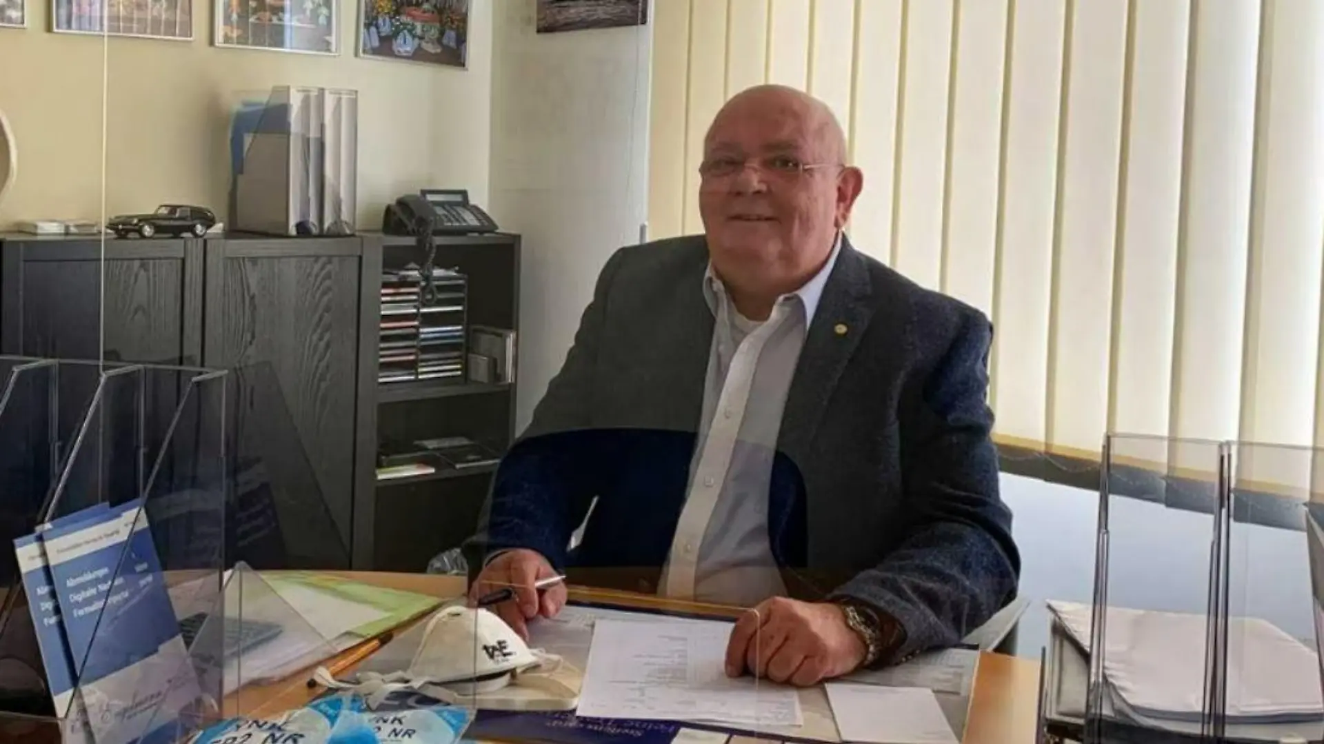Der Kölner Bestatter Walter Engelmann sitzt in seinem Büro in Köln.
