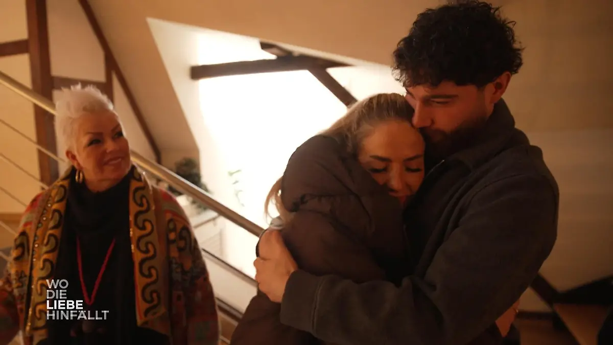Umut und Emma besichtigen ein Haus im Grünen Gemeinsame Zukunft?