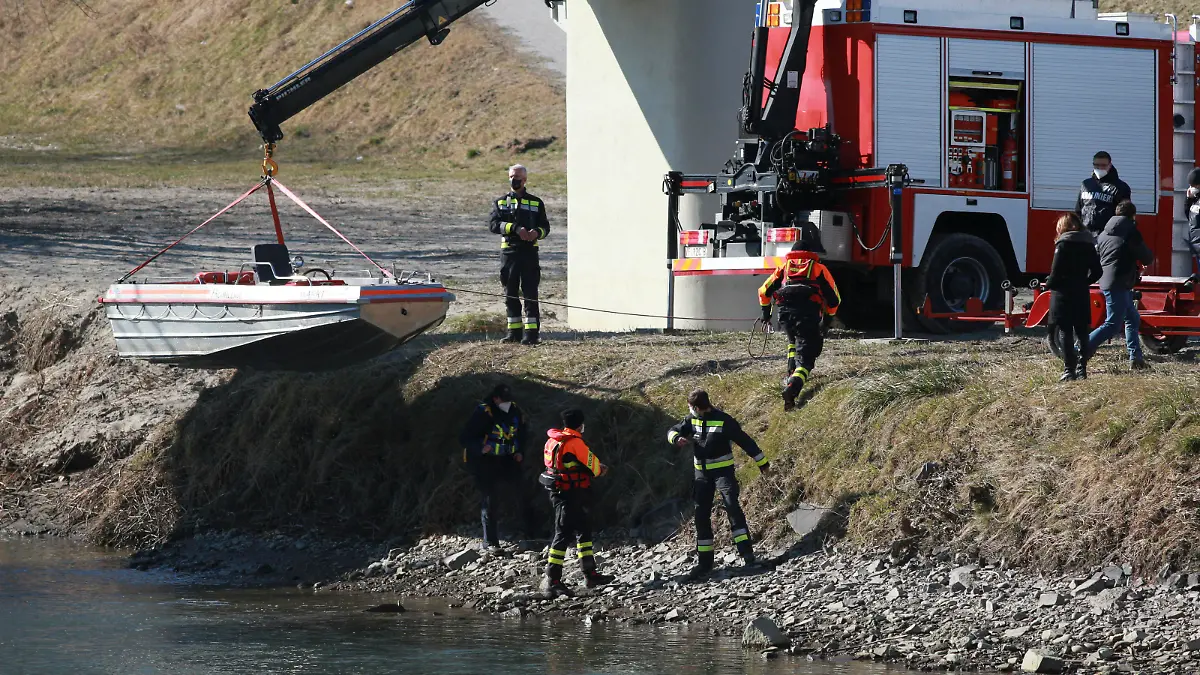 BOLZANO - ADIGE - ETSCH -Peter Neumair's Murder Investigation. Salorno, Salurn, Italy on February 13, 2021. In action rescue squad and Police Investigators using a boat with a dog to search for the body of the father of Benno Neumair in the Adige River. (Photo by Pierre Teyssot/ESPA-Images) Photo via Newscom picture alliance