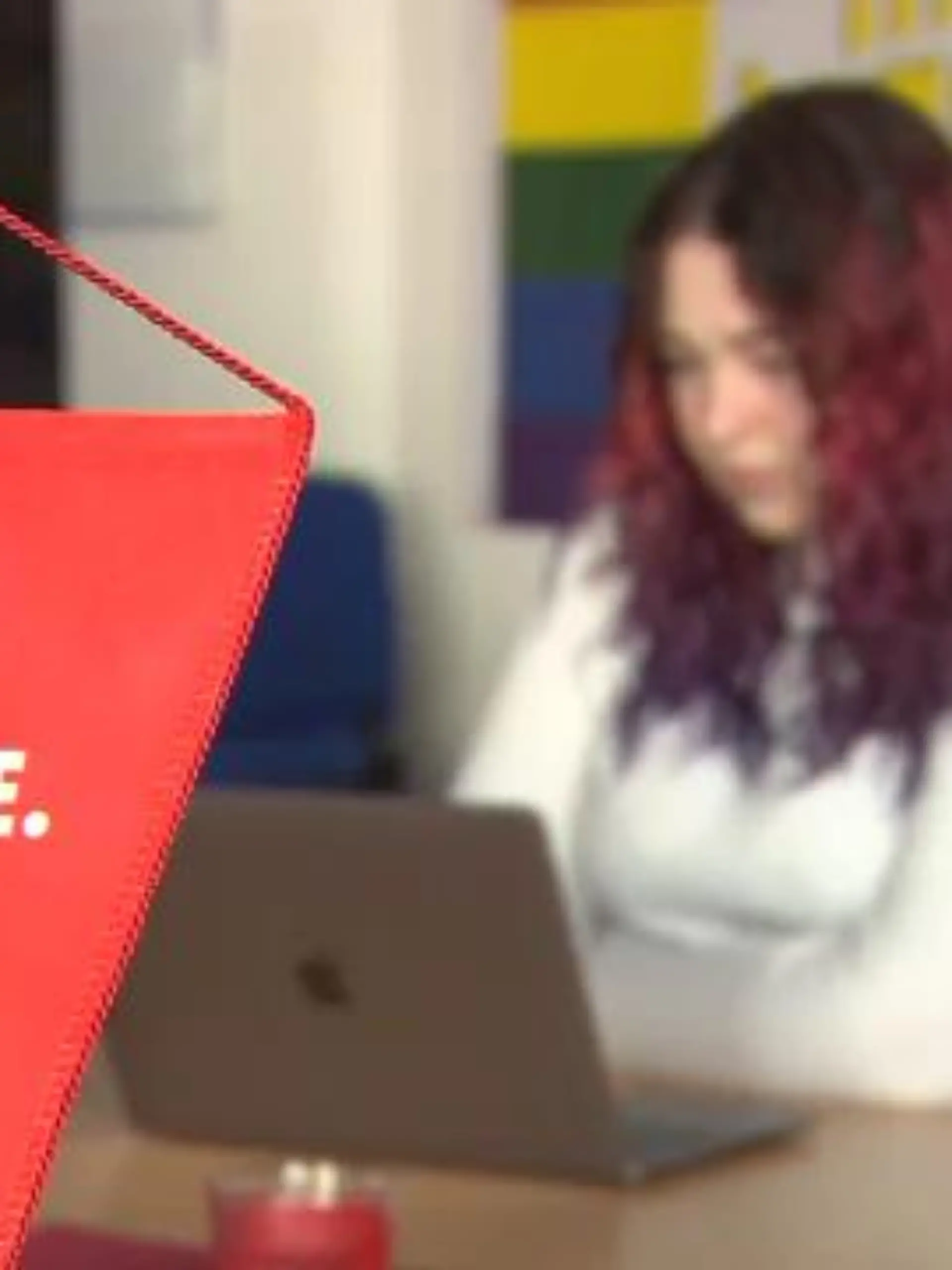 Die Linke ist unter Druck. Und das nicht nur wegen der schlechten Wahlergebnisse der letzten Bundestagswahl. Jahrelang soll es in der Partei zu sexuellen Übergriffen gekommen sein, wie der „Spiegel“ berichtet. Der Aufschrei ist groß, auch über den Umgang der Partei mit den Vorwürfen. Es ist von „Machokultur“ und „Machtmissbrauch“ die Rede. Zwei junge Frauen wollen nicht länger schweigen und gehen schon vor Monaten über soziale Netzwerke an die Öffentlichkeit, allerdings ohne Beweise vorzulegen. Unter dem Hashtag #LinkeMeToo erheben immer mehr Betroffene ihre Stimme – auch die Parteivorsitzende Janine Wissler steht unter Druck.