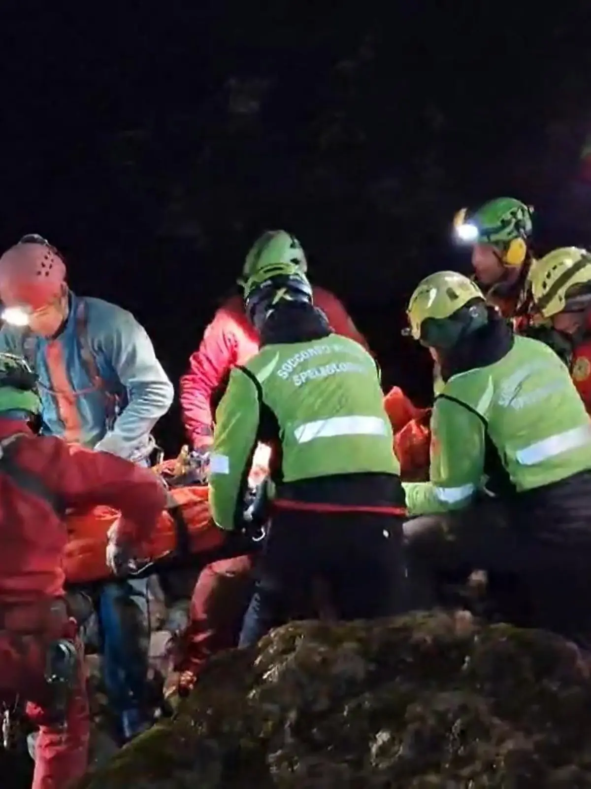 Bild zu: "Freund von Forscherin wartet am Ausgang"