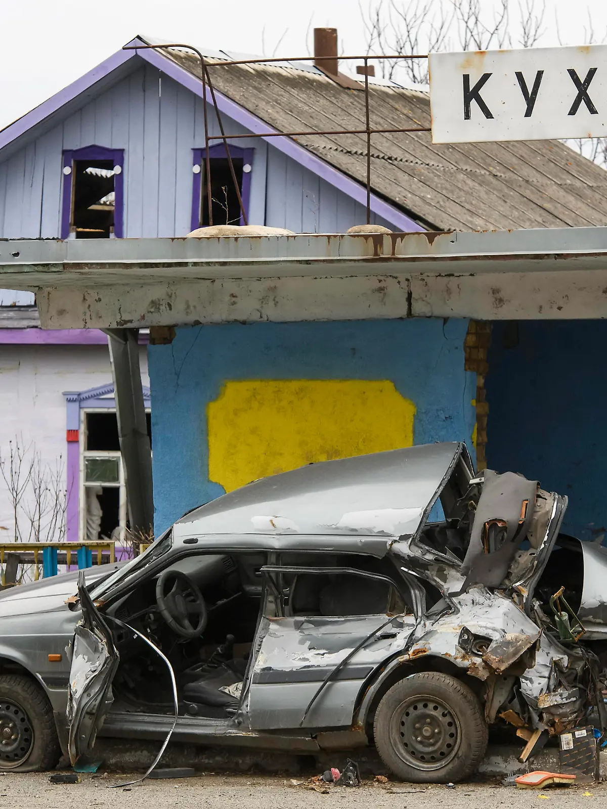  Russians Continue War In Ukraine A view of civil car, destroyed during russian military invasion to Ukraine in the Kukhari village, Kyiv area, Ukraine, April 16, 2022. Kukhari Ukraine PUBLICATIONxNOTxINxFRA Copyright: xMaxymxMarusenkox originalFilename: musienko-notitle220416_npyMY.jpg