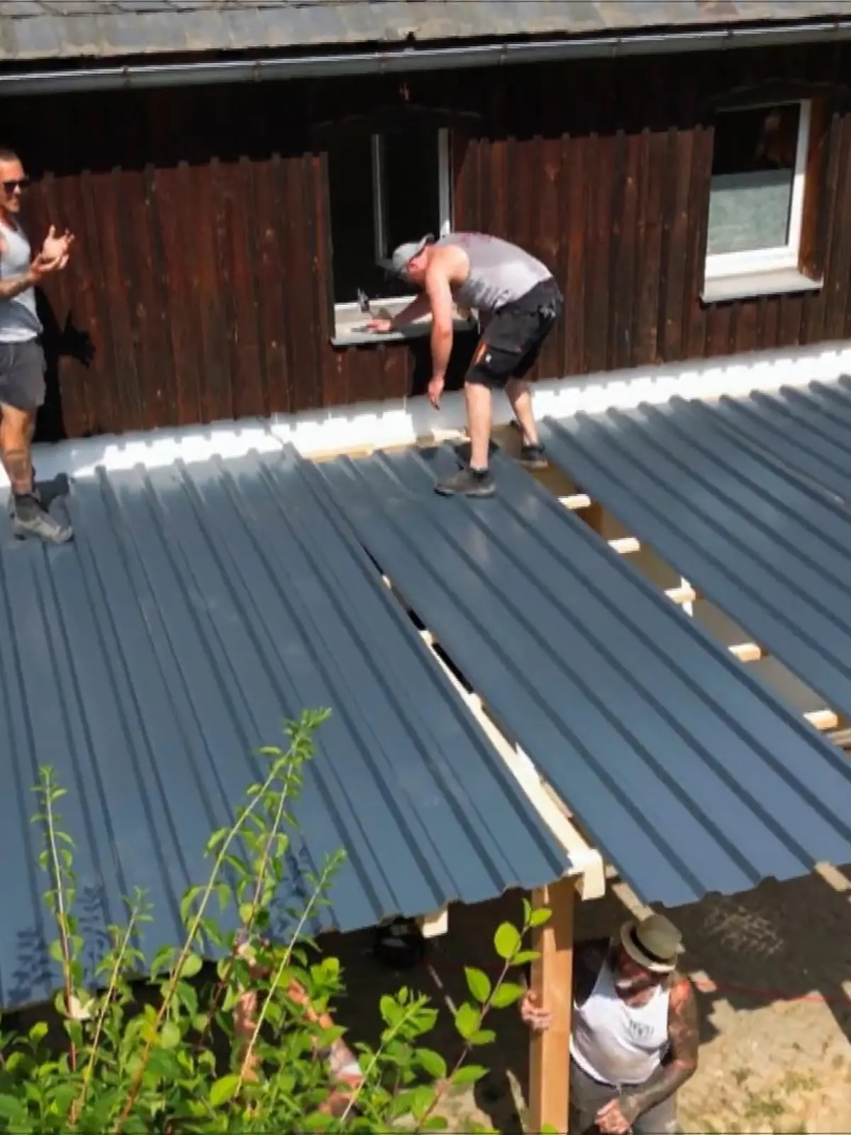 Bild zu: "Dacharbeiten unter extremen Bedingungen"