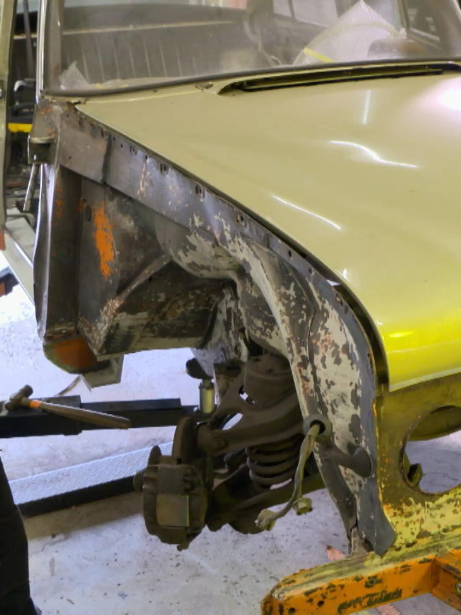 Das sind dann wohl doch Zufälle, an die man nicht so richtig glauben kann: Ernst-Günter Porsch findet durch Zufall sein Jugendauto auf eBay wieder – satte 40 Jahre nach Verkauf – und überlegt dann nicht lange. In seiner Heimwerkstatt tüftelt der Autoliebhaber aus Elsfleth-Moordorf jetzt an seinem alten Auto und schwelgt in Erinnerungen.