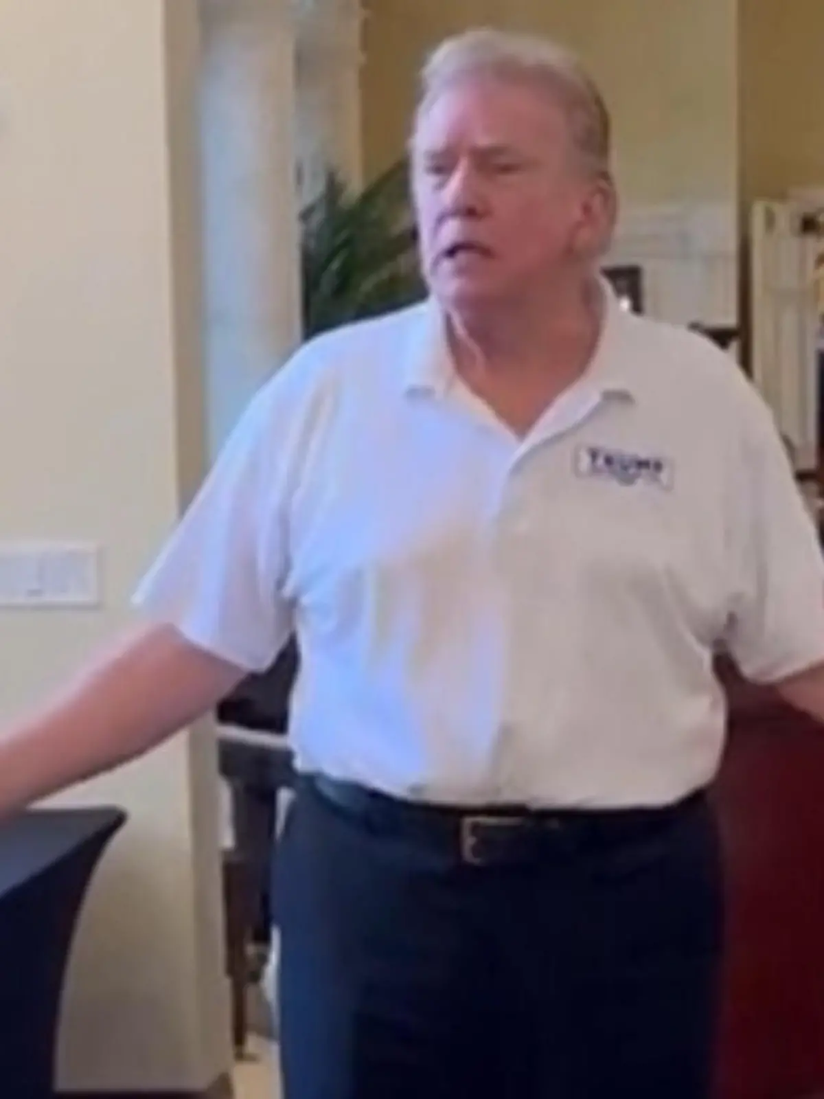 Trump präsentiert sich in Florida im ungewohnten Look.