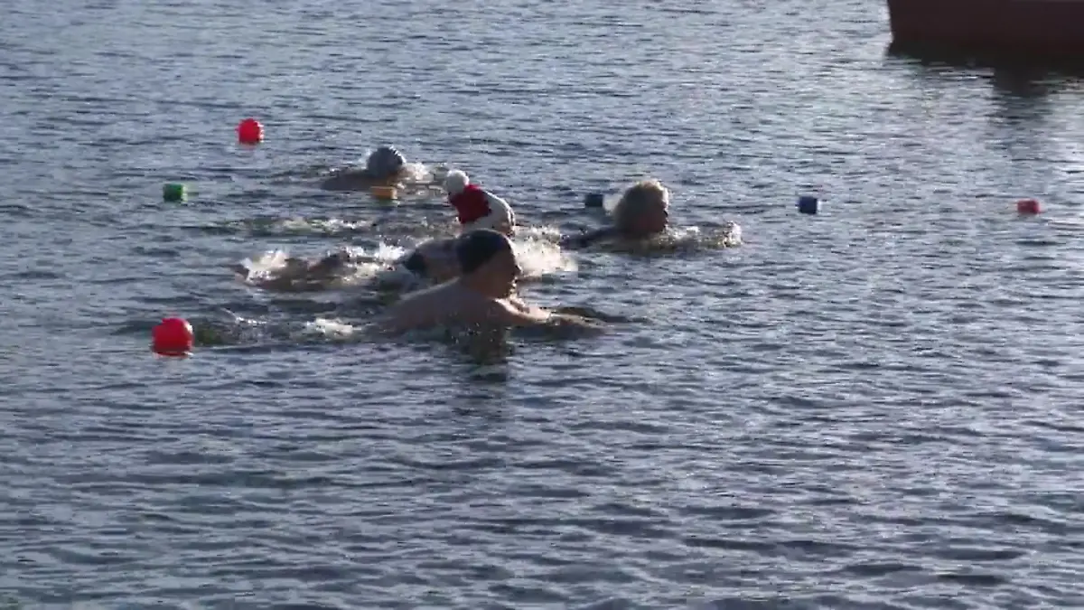 Reporter testet Eisschwimmen "Es ist brutal kalt!"