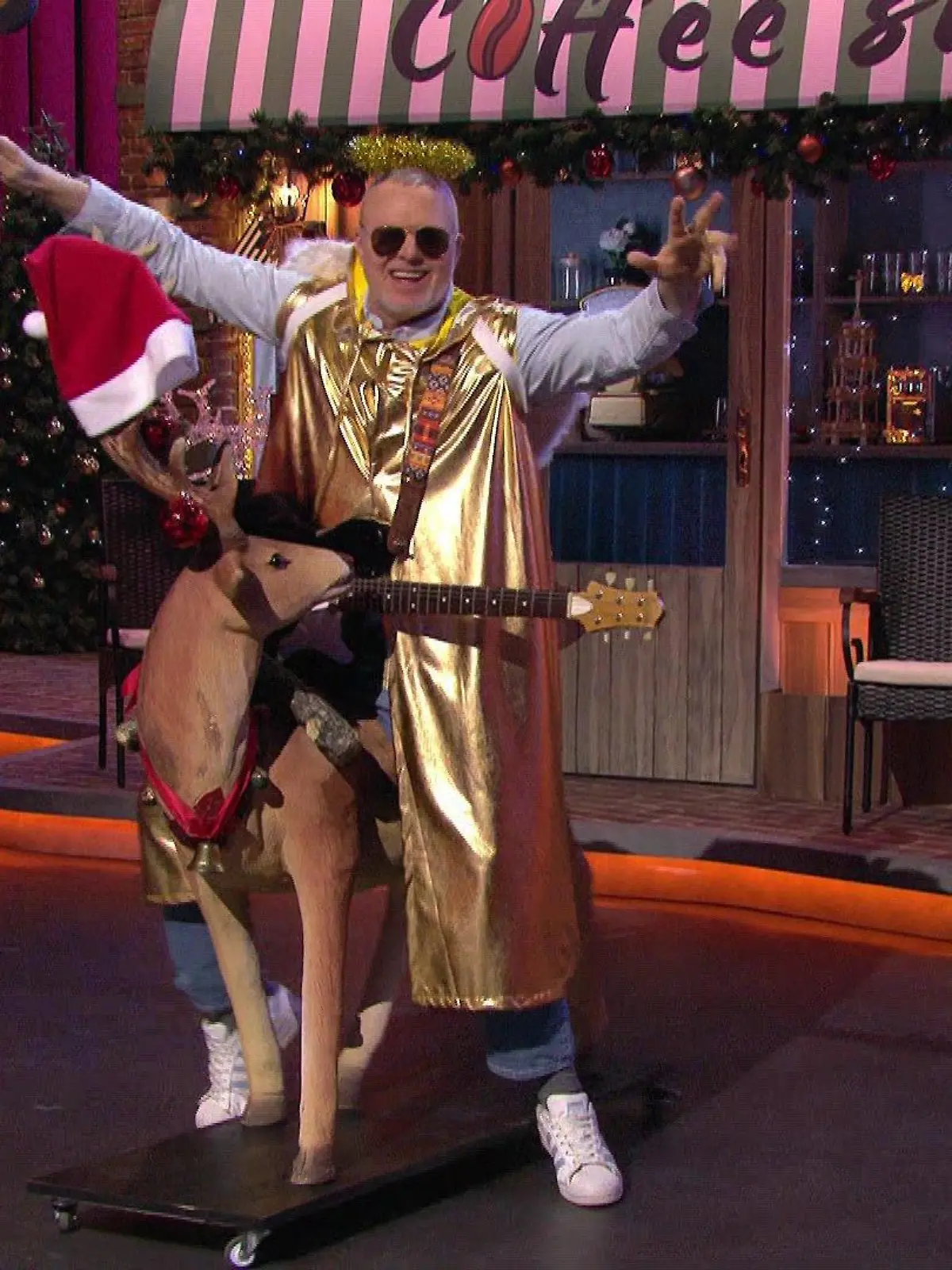 Bild zu: "Stefan Raab rockt als Christkind die DGHNDM-Bühne"
