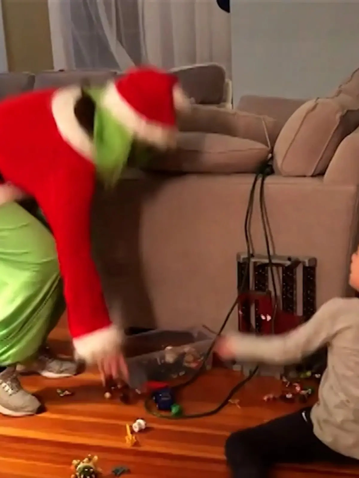 Weihnachtsstimmung ruiniert! Stiefmama spielt Jungen (9) miesen Grinch-Streich 