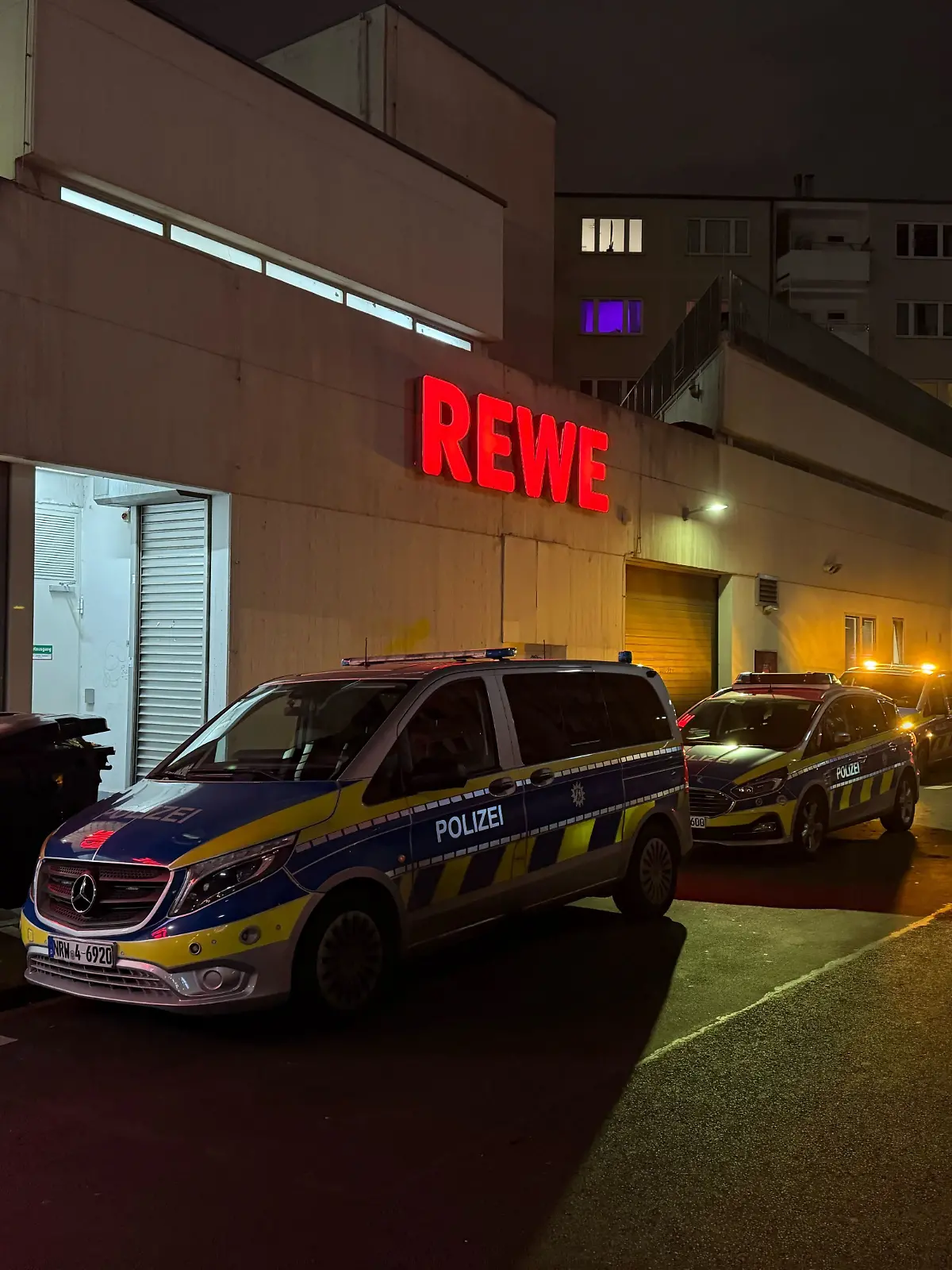 Bild zu: "Verdächtiger Koffer in Kölner Supermarkt löst Großeinsatz aus!"