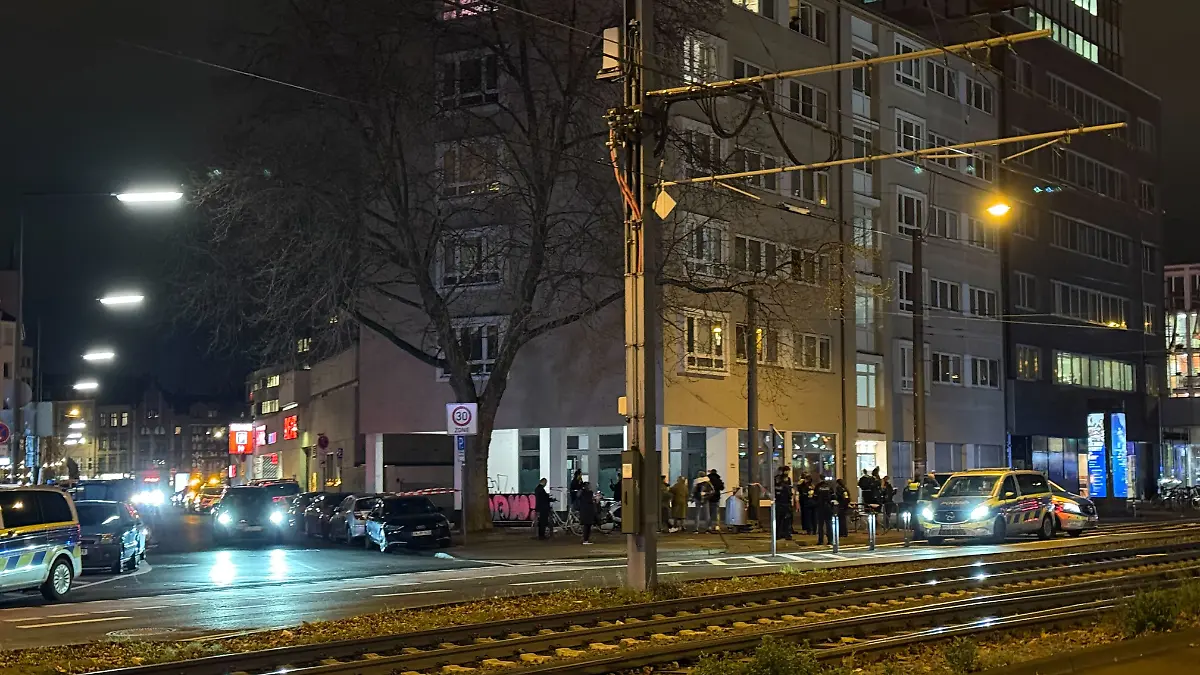 Polizeikräfte sichern den Bereich um den Rewe-Markt in Köln ab, nachdem ein unbekannter Mann einen Koffer hinterlassen hat.