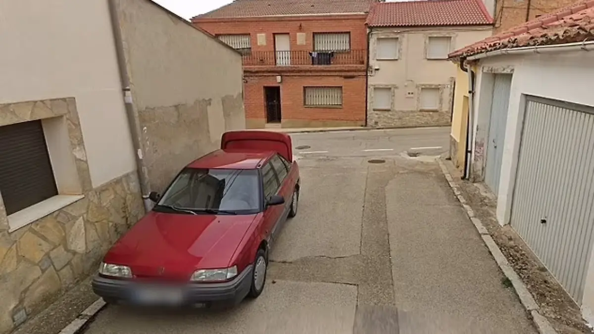 Die entscheidende Spur: Auf diesem Bild von Google Street View lädt ein Mann einen großen Sack in den Kofferraum.