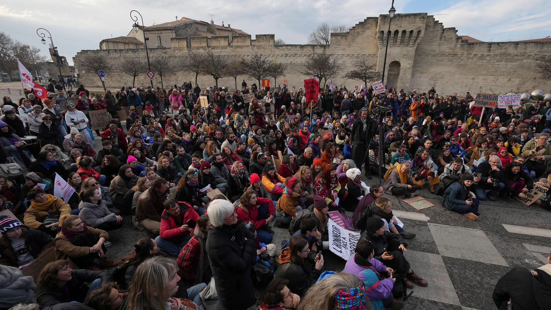 Kundgebung von Frauenrechtlerinnen in Avignon am 14. Dezember 