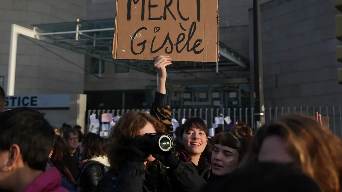 „Danke, Gisèle” hat diese junge Frau auf ihr Transparent geschrieben 