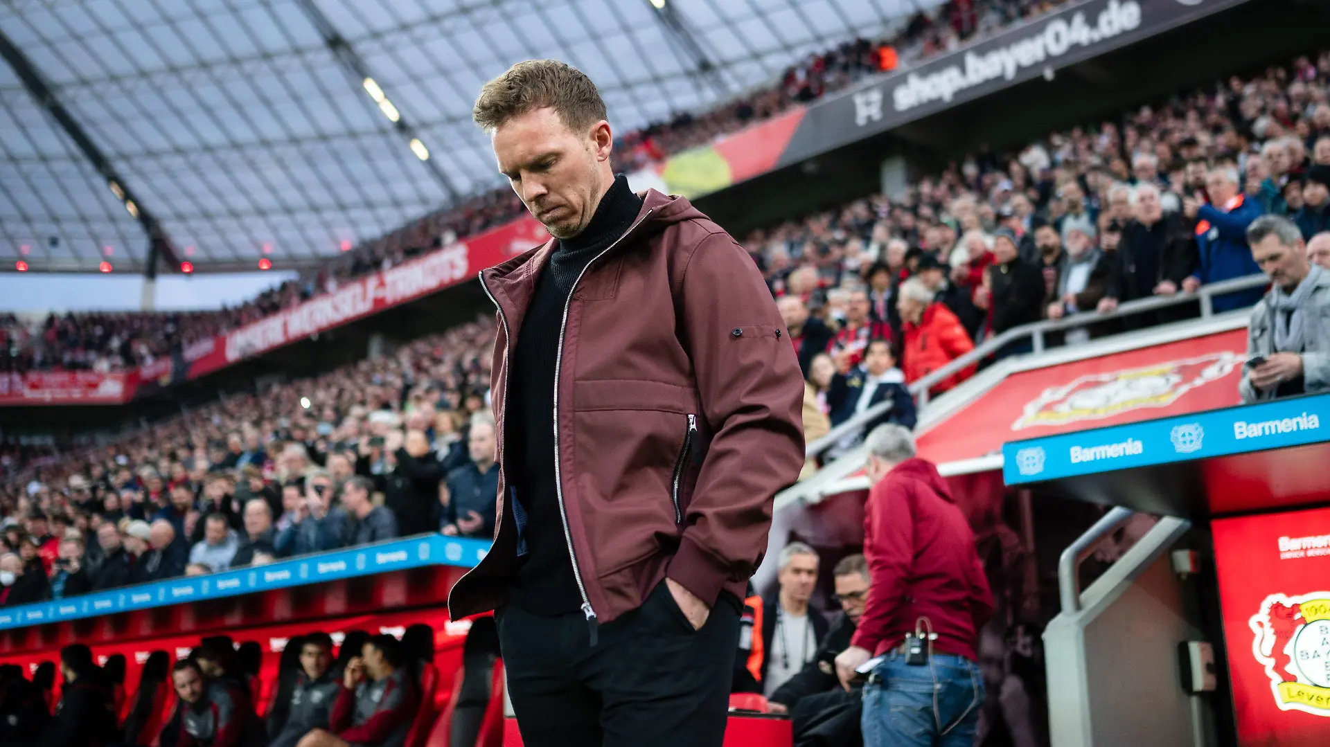 ARCHIV - 19.03.2023, Nordrhein-Westfalen, Leverkusen: Fußball: Bundesliga, Bayer Leverkusen - Bayern München, 25. Spieltag, BayArena. Bayerns Trainer Julian Nagelsmann blickt vor der Partie zu Boden. Der deutsche Fußballmeister Bayern München trennt sich laut der «Bild»-Zeitung mit sofortiger Wirkung von Trainer Julian Nagelsmann. (zu dpa: «Bild: FC Bayern trennt sich von Trainer Nagelsmann») Foto: Marius Becker/dpa - WICHTIGER HINWEIS: Gemäß den Vorgaben der DFL Deutsche Fußball Liga bzw. des DFB Deutscher Fußball-Bund ist es untersagt, in dem Stadion und/oder vom Spiel angefertigte Fotoaufnahmen in Form von Sequenzbildern und/oder videoähnlichen Fotostrecken zu verwerten bzw. verwerten zu lassen. +++ dpa-Bildfunk +++