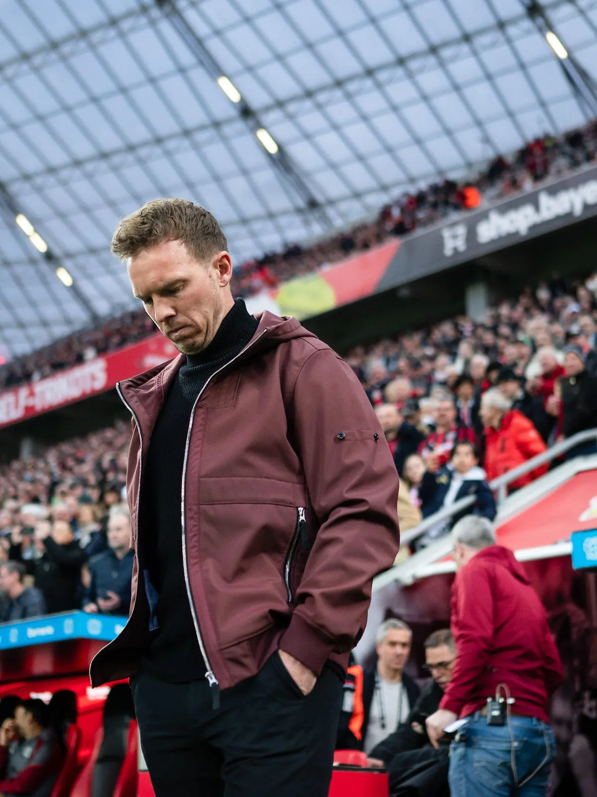 ARCHIV - 19.03.2023, Nordrhein-Westfalen, Leverkusen: Fußball: Bundesliga, Bayer Leverkusen - Bayern München, 25. Spieltag, BayArena. Bayerns Trainer Julian Nagelsmann blickt vor der Partie zu Boden. Der deutsche Fußballmeister Bayern München trennt sich laut der «Bild»-Zeitung mit sofortiger Wirkung von Trainer Julian Nagelsmann. (zu dpa: «Bild: FC Bayern trennt sich von Trainer Nagelsmann») Foto: Marius Becker/dpa - WICHTIGER HINWEIS: Gemäß den Vorgaben der DFL Deutsche Fußball Liga bzw. des DFB Deutscher Fußball-Bund ist es untersagt, in dem Stadion und/oder vom Spiel angefertigte Fotoaufnahmen in Form von Sequenzbildern und/oder videoähnlichen Fotostrecken zu verwerten bzw. verwerten zu lassen. +++ dpa-Bildfunk +++