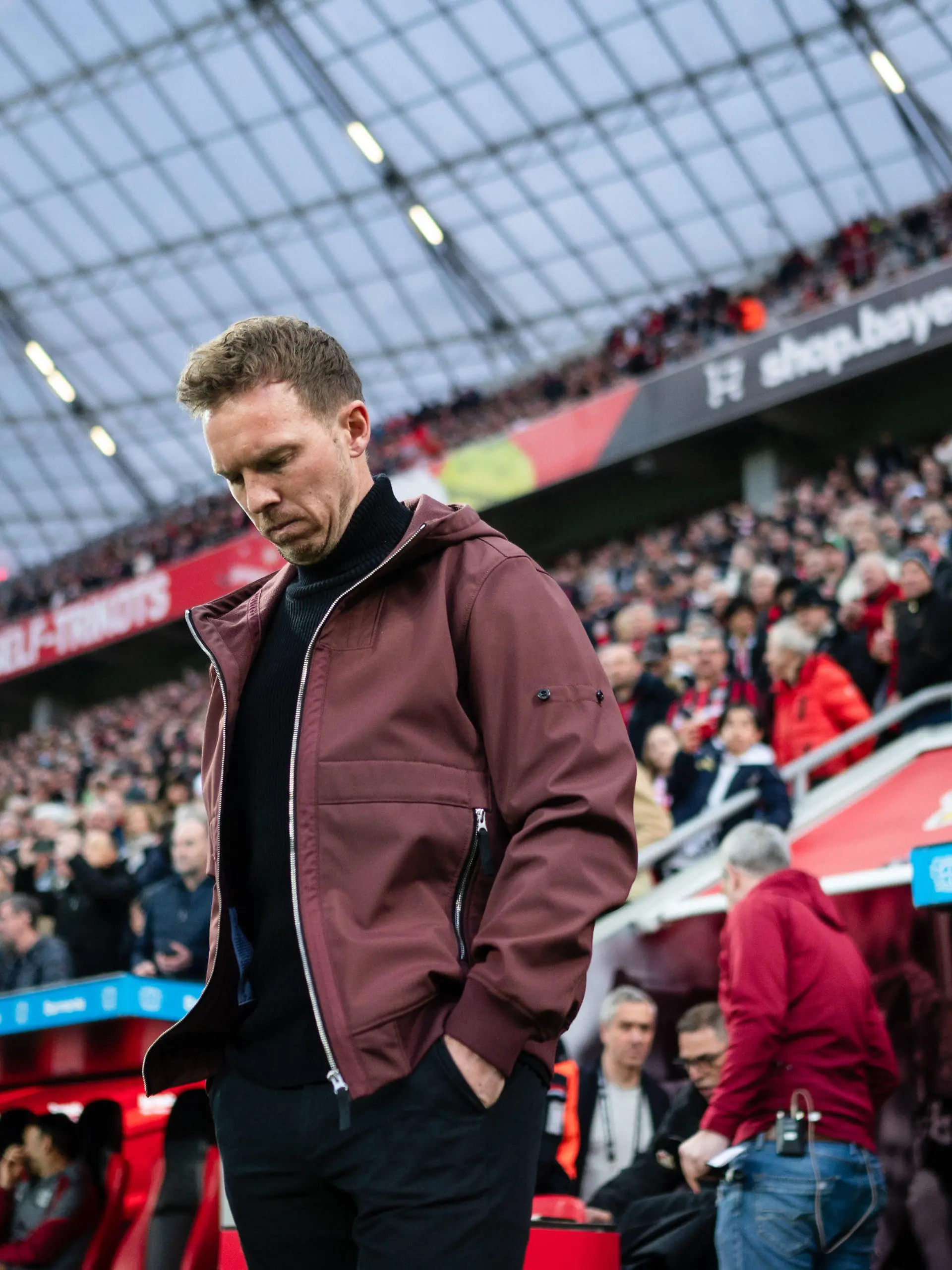 ARCHIV - 19.03.2023, Nordrhein-Westfalen, Leverkusen: Fußball: Bundesliga, Bayer Leverkusen - Bayern München, 25. Spieltag, BayArena. Bayerns Trainer Julian Nagelsmann blickt vor der Partie zu Boden. Der deutsche Fußballmeister Bayern München trennt sich laut der «Bild»-Zeitung mit sofortiger Wirkung von Trainer Julian Nagelsmann. (zu dpa: «Bild: FC Bayern trennt sich von Trainer Nagelsmann») Foto: Marius Becker/dpa - WICHTIGER HINWEIS: Gemäß den Vorgaben der DFL Deutsche Fußball Liga bzw. des DFB Deutscher Fußball-Bund ist es untersagt, in dem Stadion und/oder vom Spiel angefertigte Fotoaufnahmen in Form von Sequenzbildern und/oder videoähnlichen Fotostrecken zu verwerten bzw. verwerten zu lassen. +++ dpa-Bildfunk +++