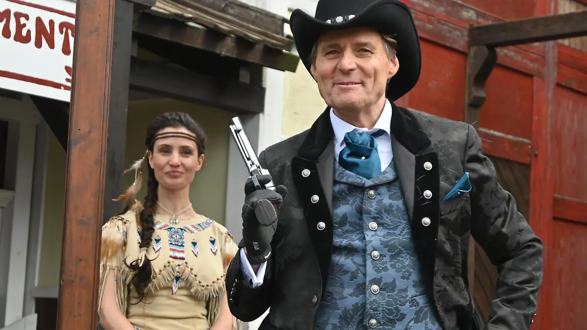 Wolfgang Bahro und Nadine Menz bei den Karl-May-Spielen als Gaststars vorgestellt - Die Karl-May-Spiele Bad Segeberg präsentierten am Samstag ihre Gaststars für den Karl May Klassiker Winnetou I. Mit Wolfgang Bahro alias Dr. Jo Gerner aus Gute Zeiten schlechte Zeiten übernimmt ein legendärer TV-Schurke die Rolle des Gangsterbosses Santer; und Nadine Menz spielt Winnetous Schwester Nscho-tschi. Erstmals traten beide Schauspieler in ihren Originalkostümen auf. Bad Segeberg, der 04.03.2023