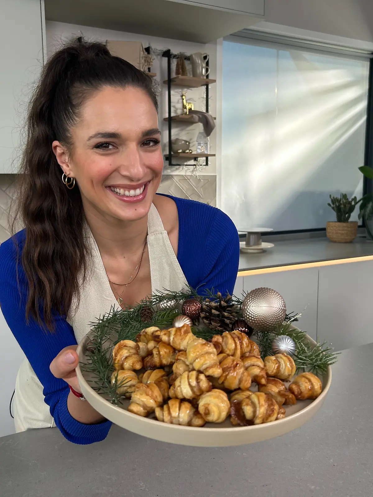 Back-Queen Sally Özcan präsentiert ihre Spekulatius-Croissants