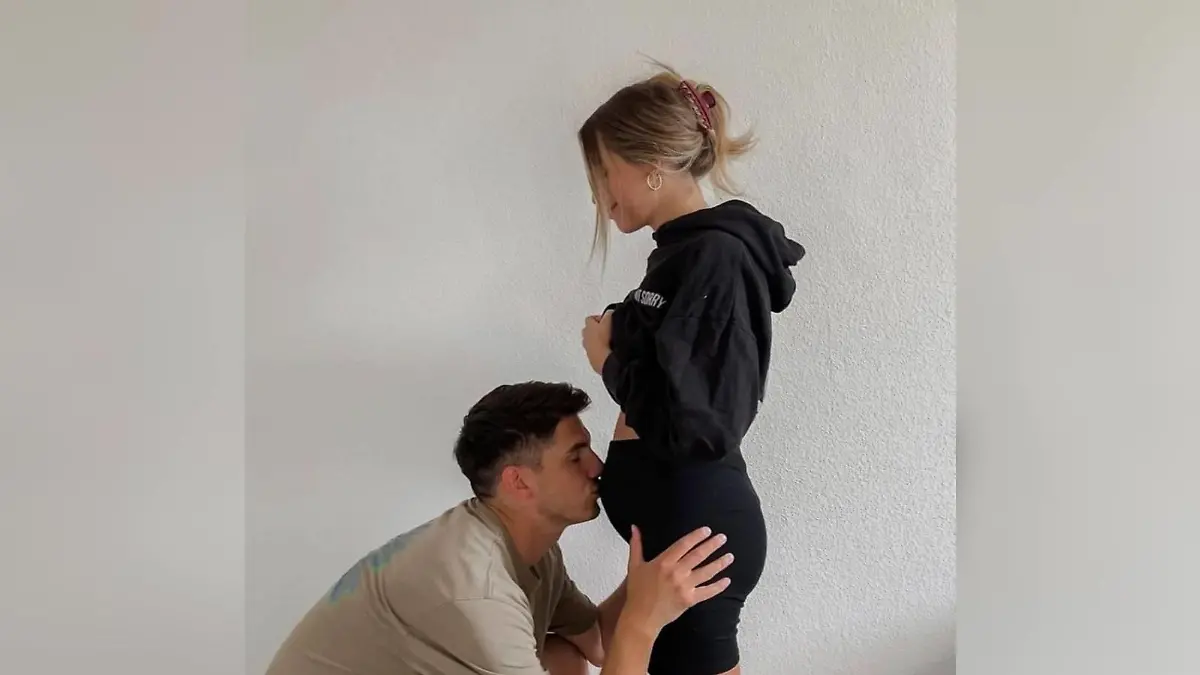 Ex-Bachelor-Kandidatin Natalie Dlabolova verkündet mit diesem Foto ihre Schwangerschaft.