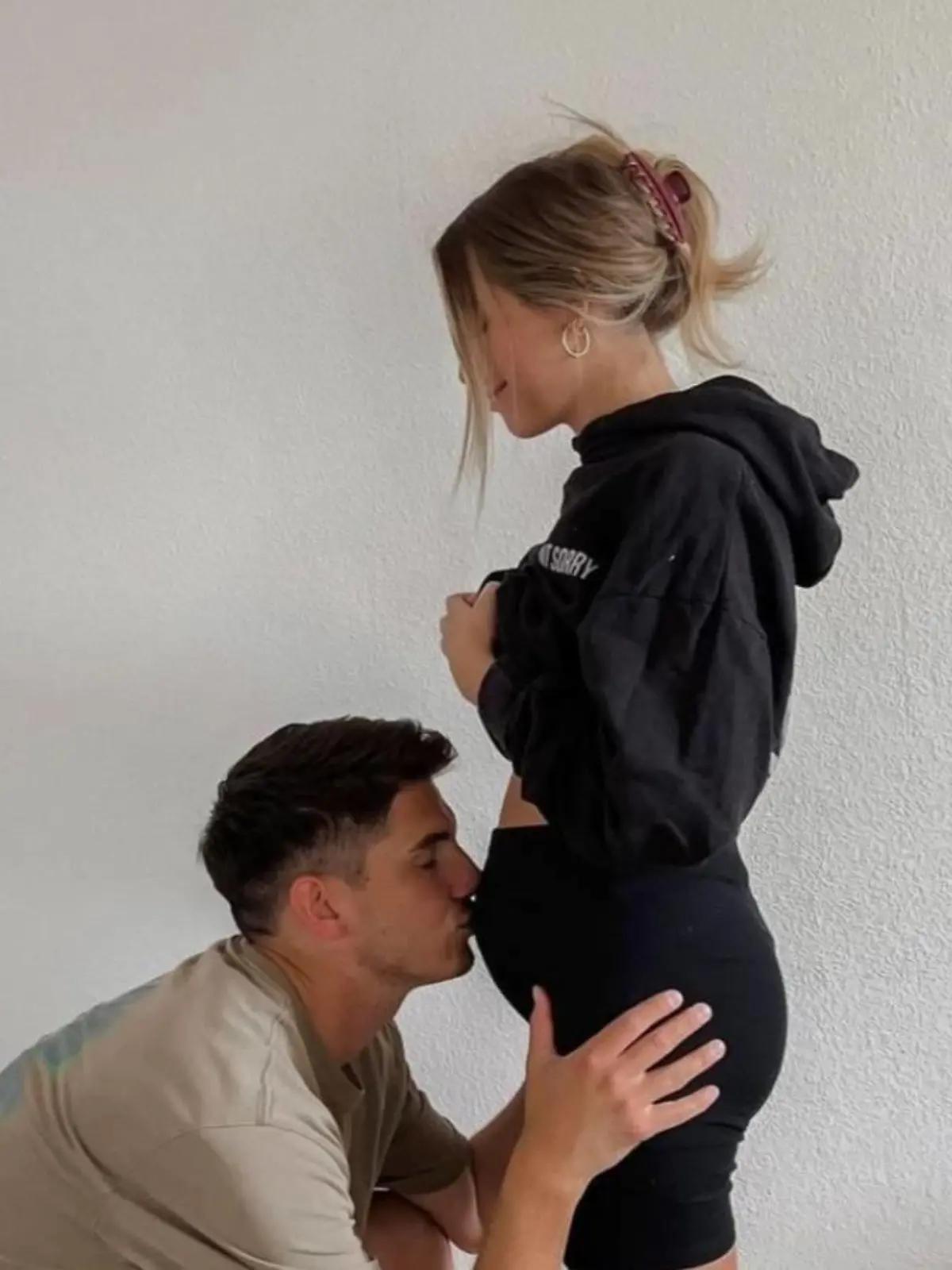 Ex-Bachelor-Kandidatin Natalie Dlabolova verkündet mit diesem Foto ihre Schwangerschaft.