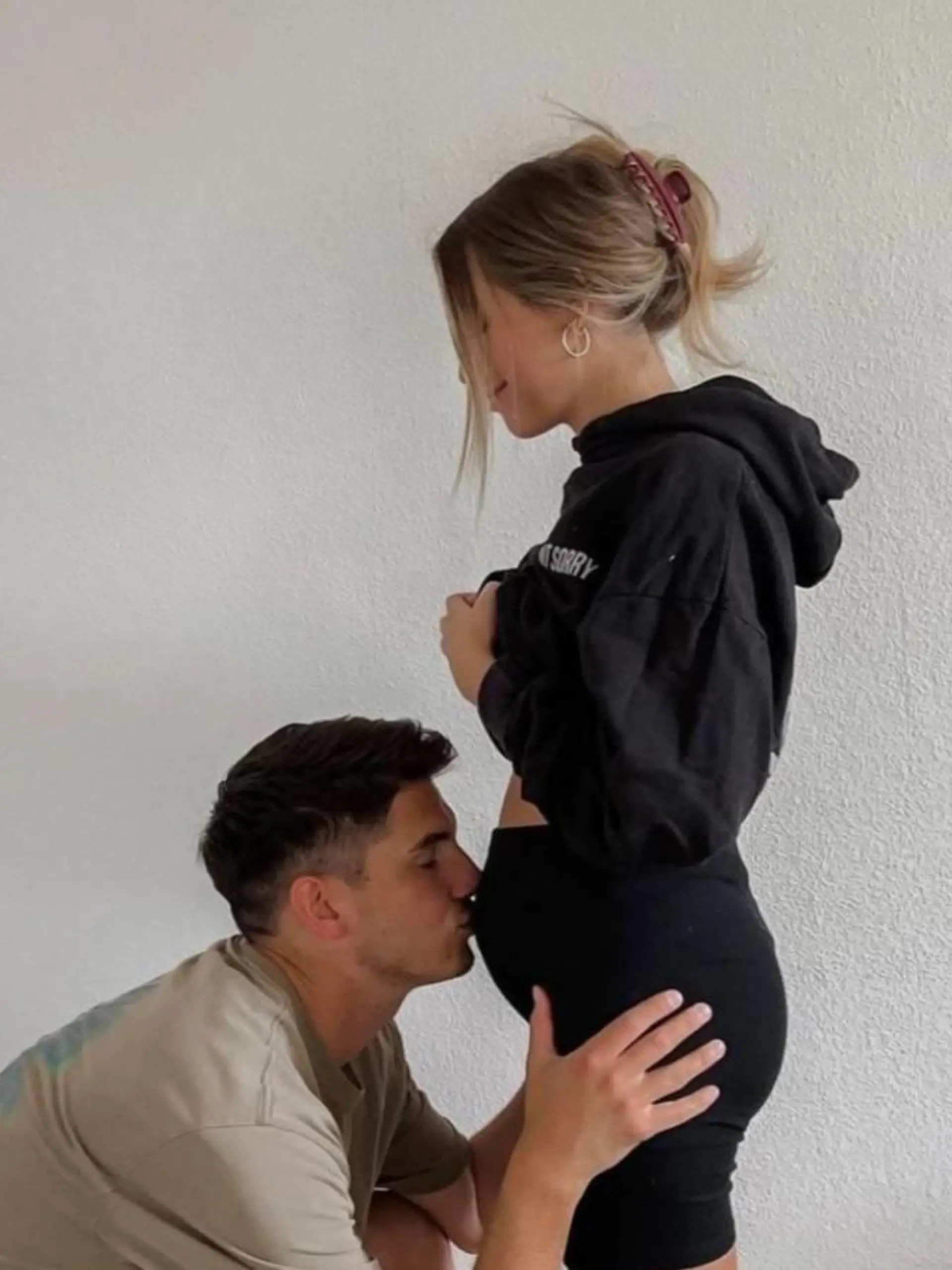 Ex-Bachelor-Kandidatin Natalie Dlabolova verkündet mit diesem Foto ihre Schwangerschaft.