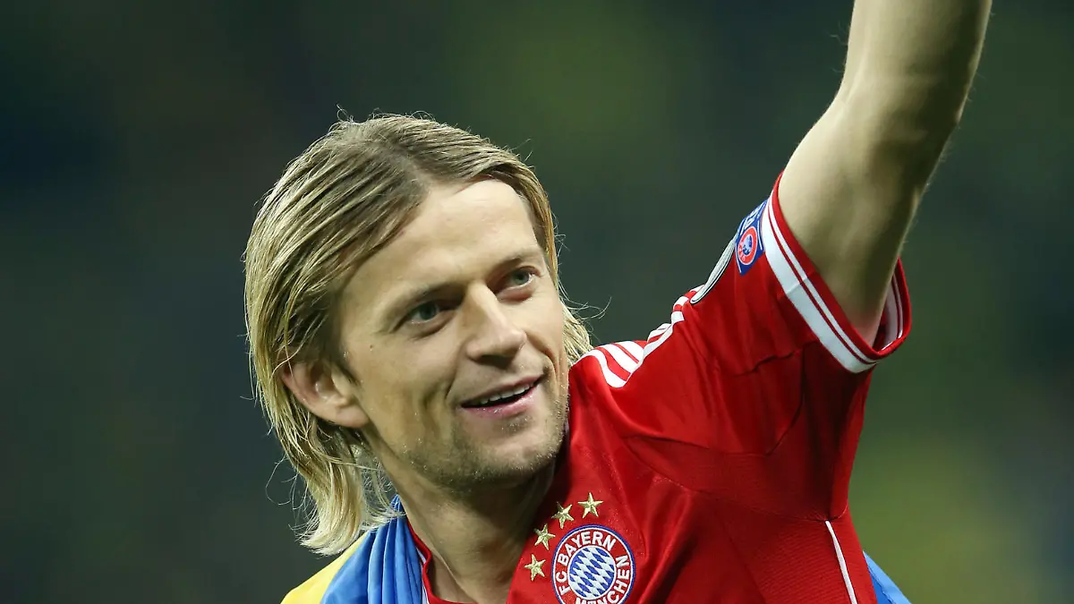 Munich's Anatoliy Tymoshchuk celebrates after winning the UEFA soccer Champions League final between Borussia Dortmund and Bayern Munich at Wembley stadium in London, England, 25 May 2013. Photo: Friso Gentsch/dpa +++(c) dpa - Bildfunk+++