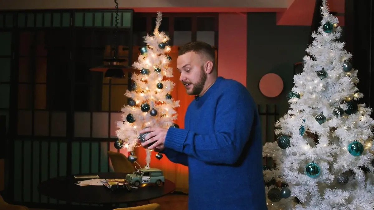 Felix van Deventer kämpft beim Dreh mit einer Weihnachtskugel.