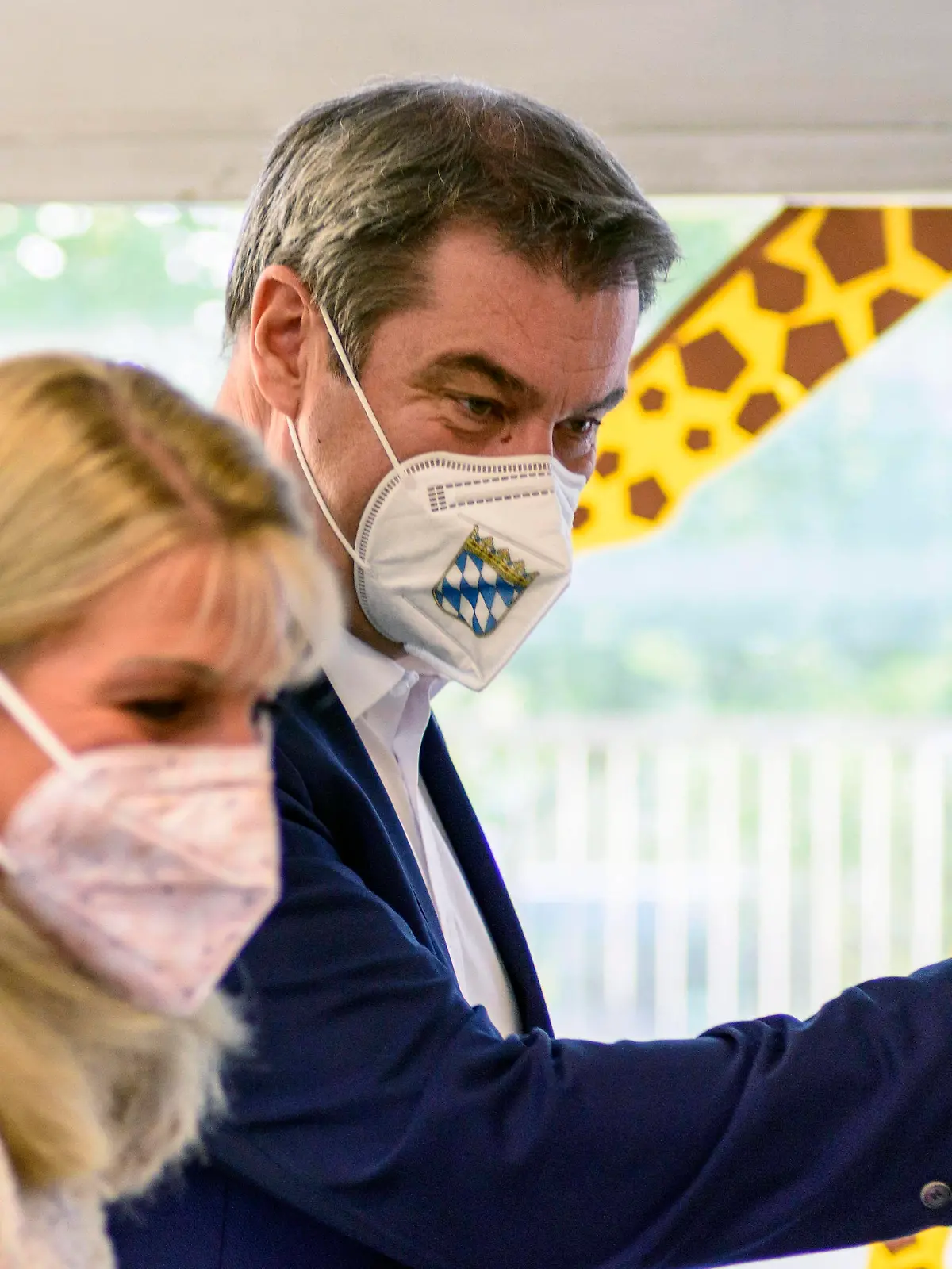  Markus Söder mit Ehefrau Karin Baumüller-Söder bei der Stimmabgabe zur Bundestagswahl 2021 in der Grundschule Theodor-Billroth-Schule. Nürnberg, 26.09.2021 *** Markus Söder with wife Karin Baumüller Söder casting his vote for the 2021 federal election at the Theodor Billroth School Nuremberg primary school, 26 09 2021 Foto:xD.xAnoraganingrumx/xFuturexImage