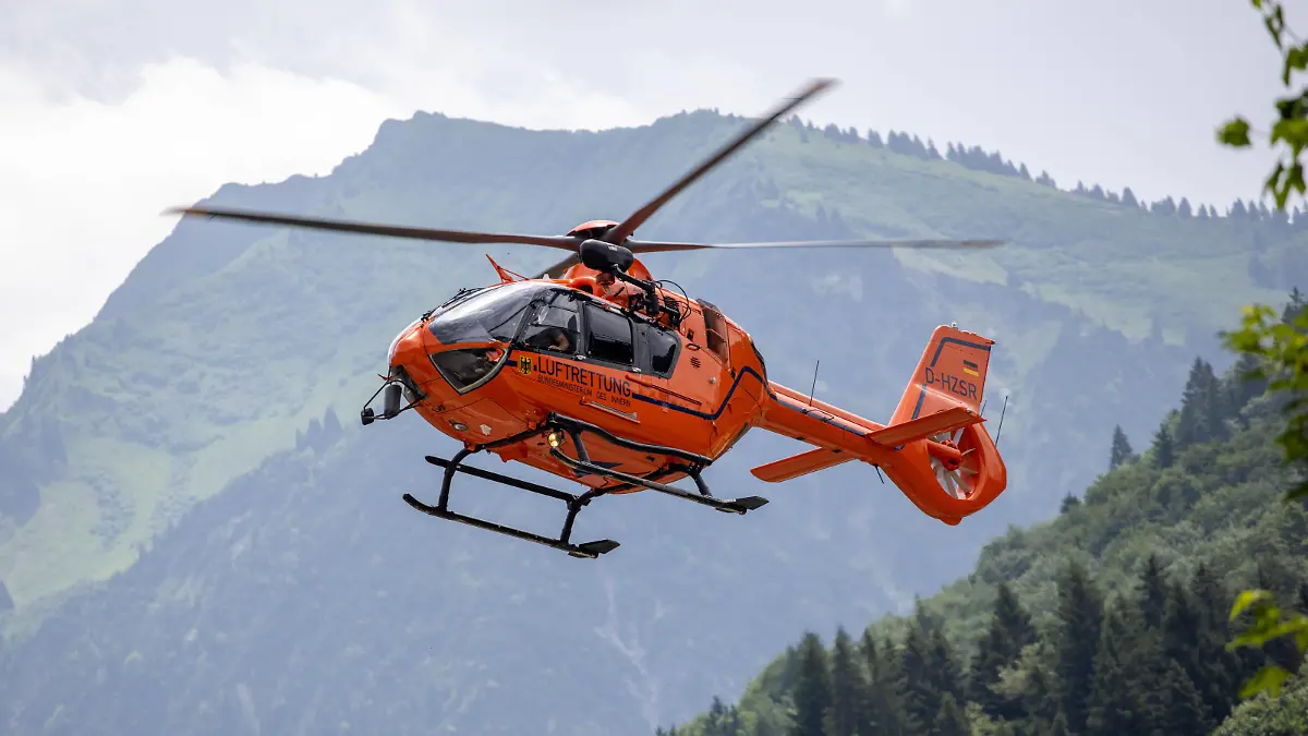 Großeinsatz in Oberstdorf Der Rettungshubschrauber Christoph 17 ist am Vormittag bei Oberstdorf in den Allgäuer Alpen in Bayern im Einsatz., Oberstdorf Deutschland *** Large-scale operation in Oberstdorf The rescue helicopter Christoph 17 is in the morning near Oberstdorf in the Allgäu Alps in Bavaria in use , Oberstdorf Germany