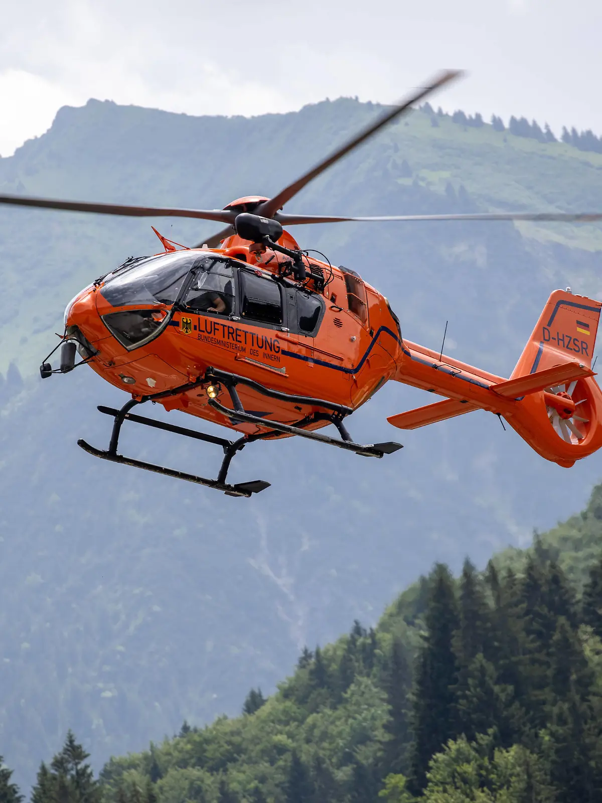 Großeinsatz in Oberstdorf Der Rettungshubschrauber Christoph 17 ist am Vormittag bei Oberstdorf in den Allgäuer Alpen in Bayern im Einsatz., Oberstdorf Deutschland *** Large-scale operation in Oberstdorf The rescue helicopter Christoph 17 is in the morning near Oberstdorf in the Allgäu Alps in Bavaria in use , Oberstdorf Germany