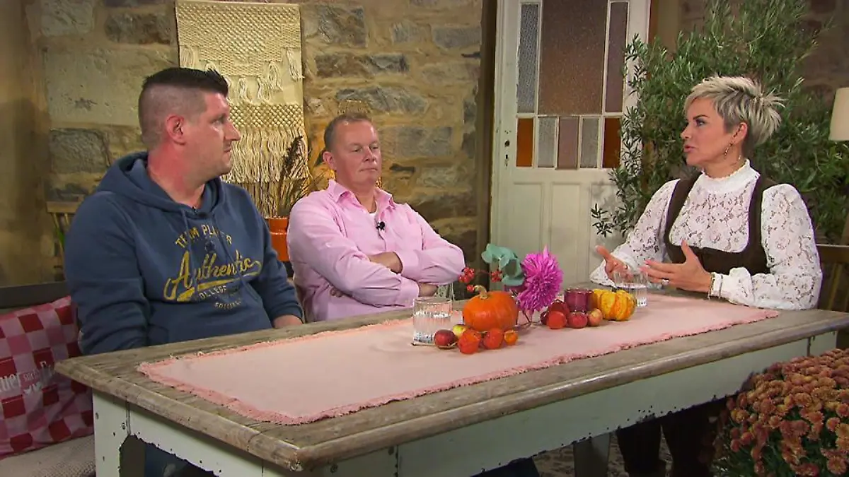 Beim großen „Bauer sucht Frau”-Wiedersehen mit Moderatorin Inka Bause scheinen Markus und Bauer Heino  alles andere als glücklich.
