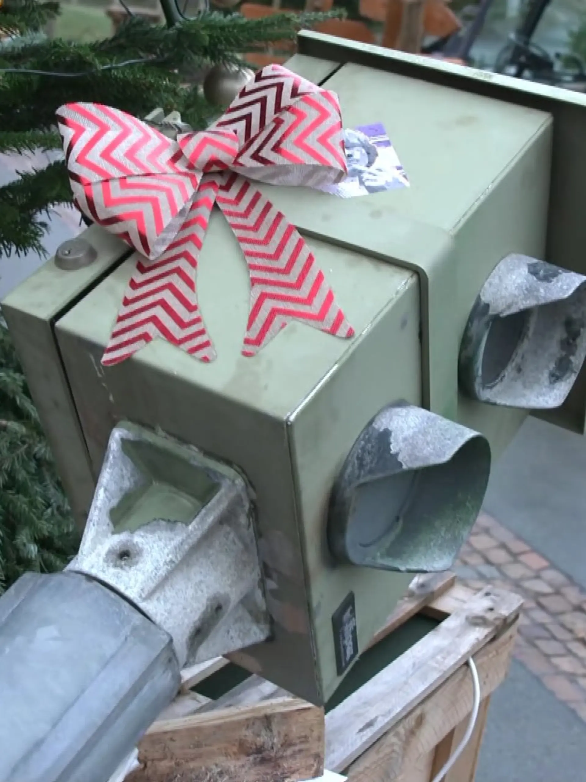 Der ausrangierte Blitzer liet unterm Weihnachtsbaum eines Bauhofes.