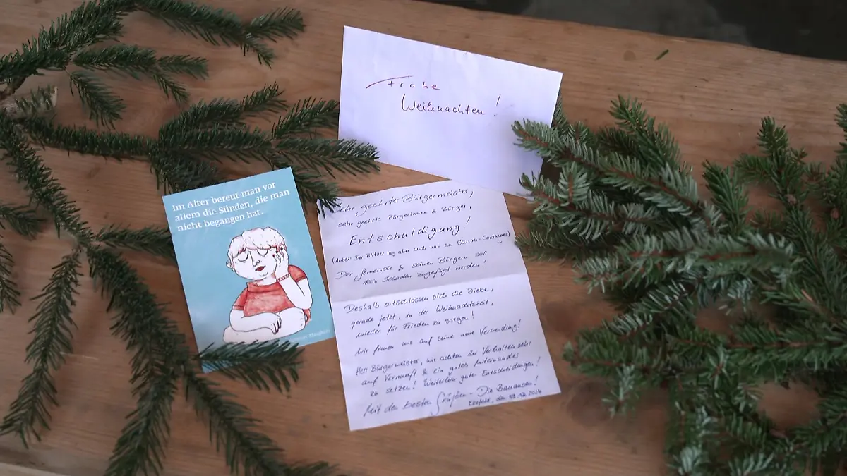 Das Bekennerschreiben der Diebe liegt zwischen Tannenzweigen auf einem Tisch.