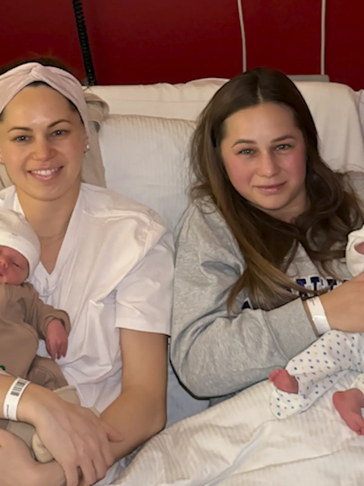 Im Krankenhaus kurz nach der Geburt sind beide überglücklich, ihre Babys im Arm zu halten. 