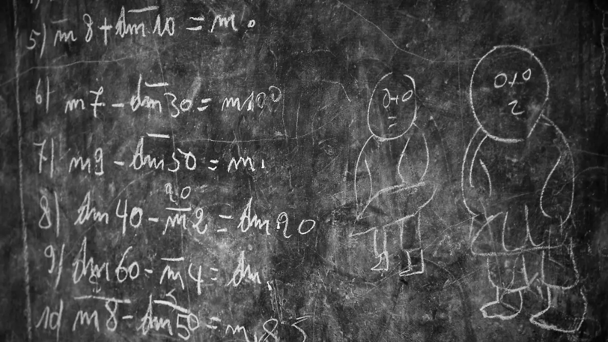 Eine Tafel mit Rechenaufgaben und Figuren im Klassenraum einer Hilfsorganisation in Burundi. 