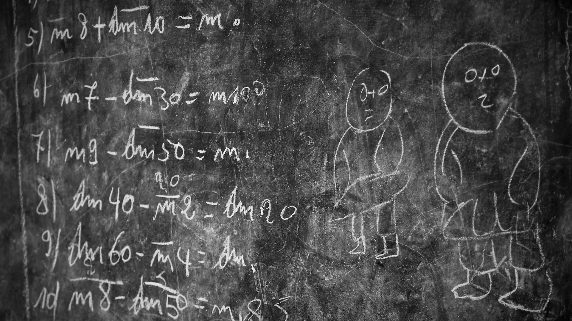 Eine Tafel mit Rechenaufgaben und Figuren im Klassenraum einer Hilfsorganisation in Burundi.