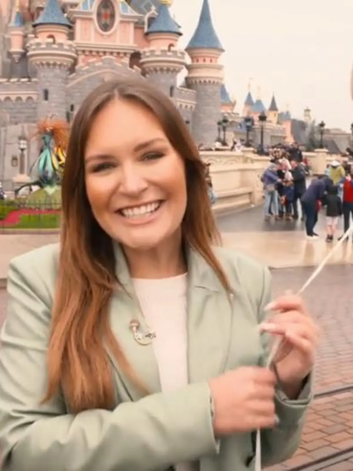 Auch 30 Jahre nach Ersteröffnung ist das Disneyland in Paris immer noch ein Magnet für Jung und Alt. Aber was ist das Geheimnis dieser Anziehung? RTL-Reporterin Madeline Zilch war zu Gast im Erlebnispark und durfte sogar hinter die Kulissen blicken.