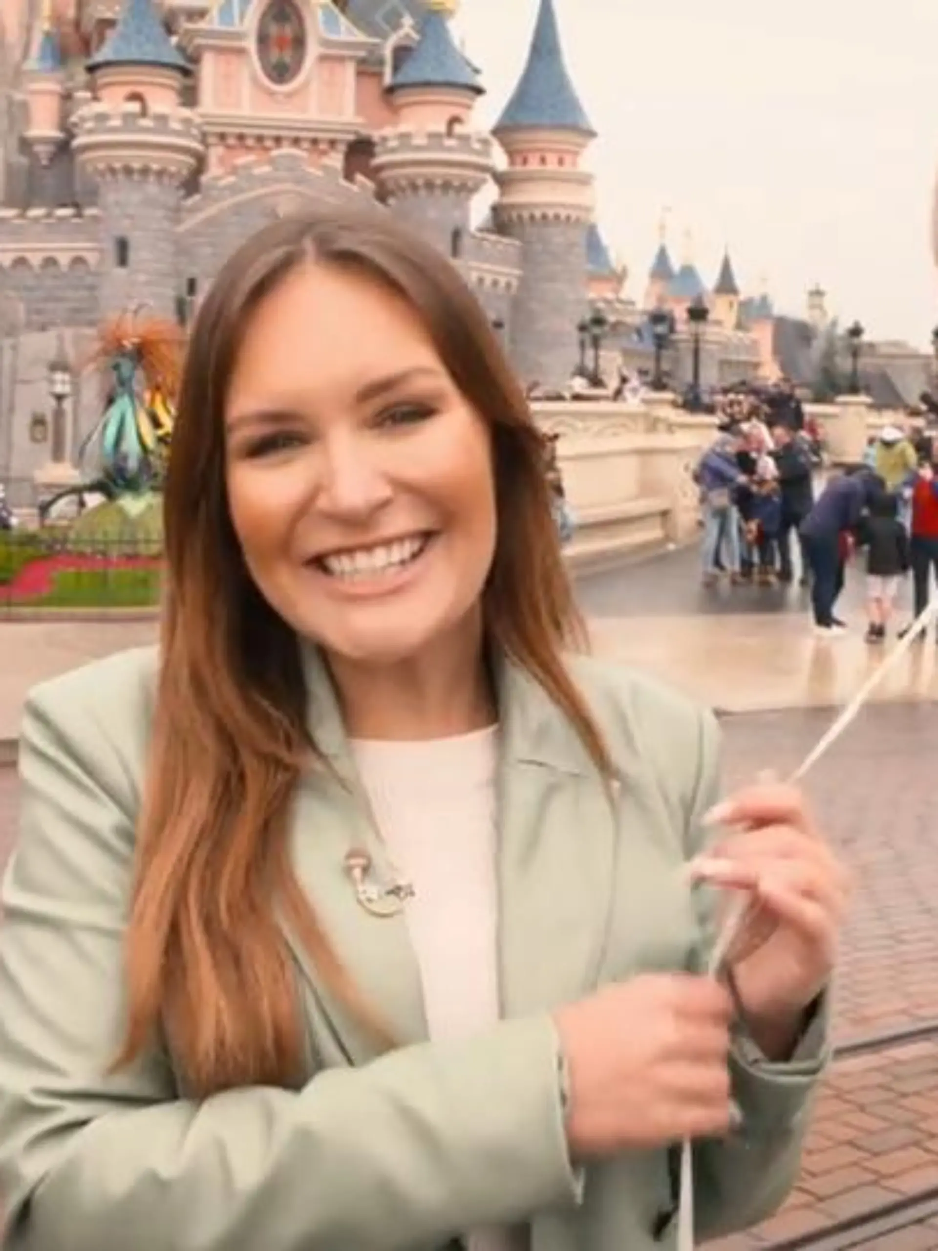 Auch 30 Jahre nach Ersteröffnung ist das Disneyland in Paris immer noch ein Magnet für Jung und Alt. Aber was ist das Geheimnis dieser Anziehung? RTL-Reporterin Madeline Zilch war zu Gast im Erlebnispark und durfte sogar hinter die Kulissen blicken.
