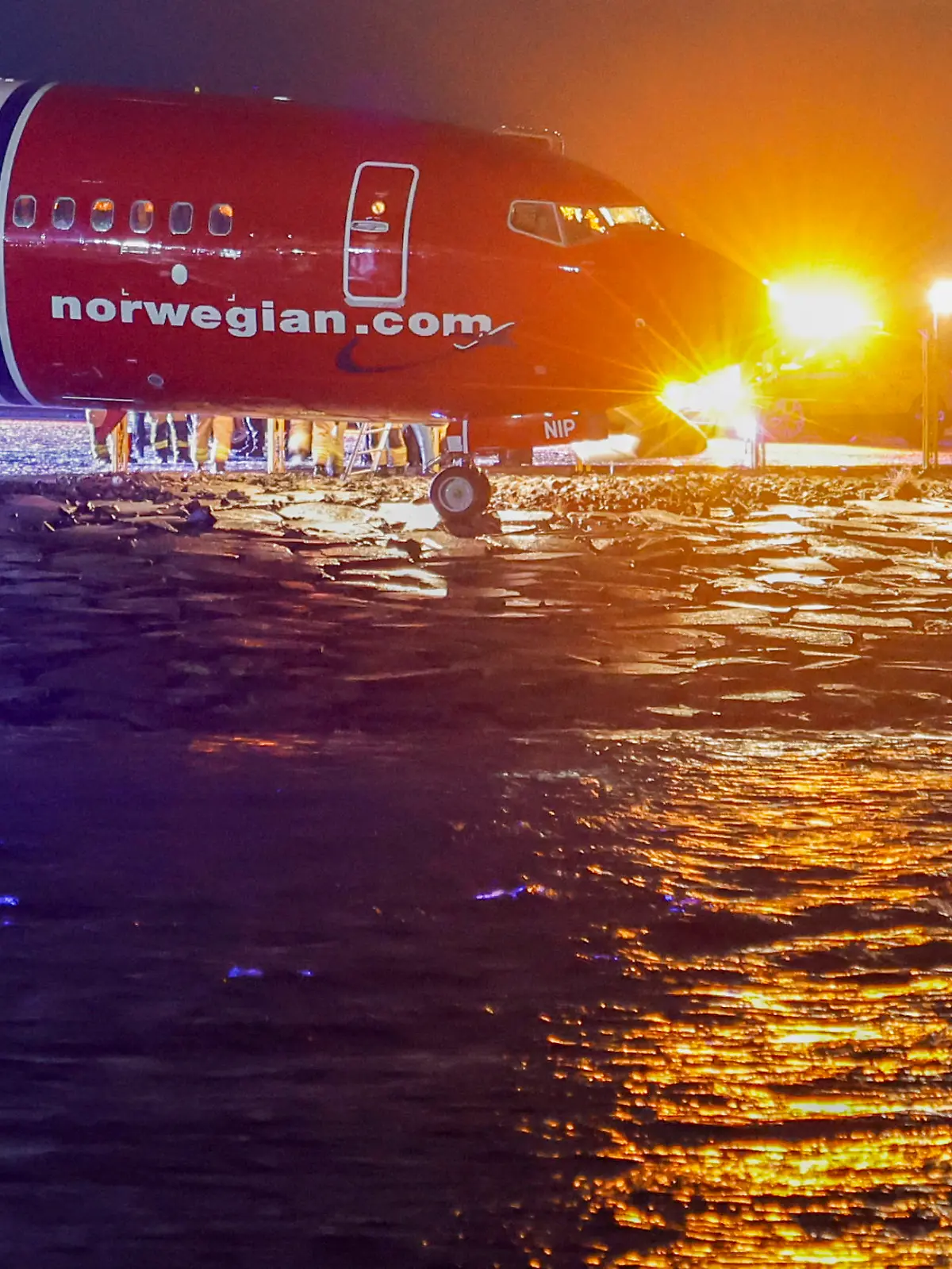 Flugzeug rutscht bei Landung beinahe ins Meer
