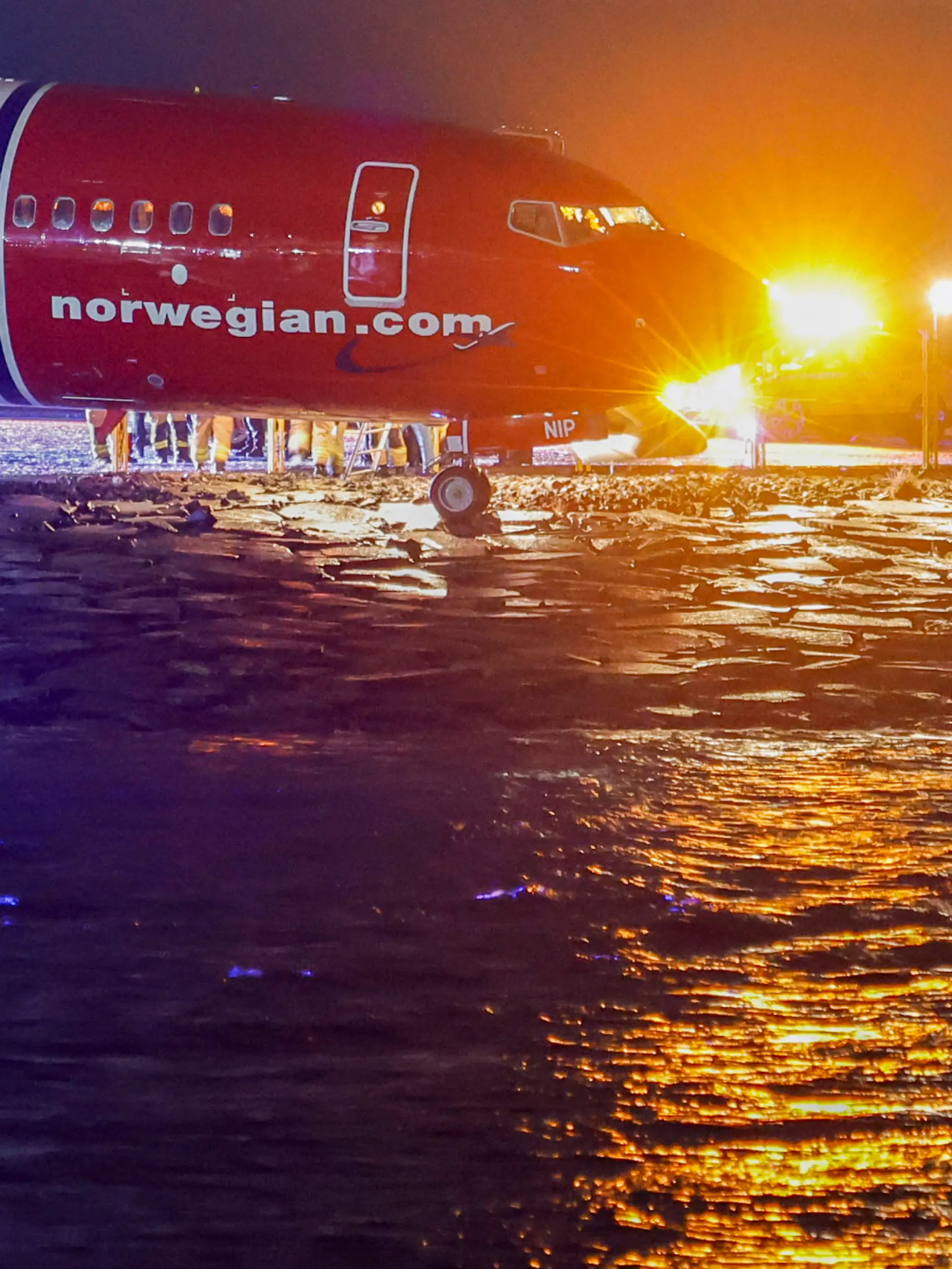 Flugzeug rutscht bei Landung beinahe ins Meer