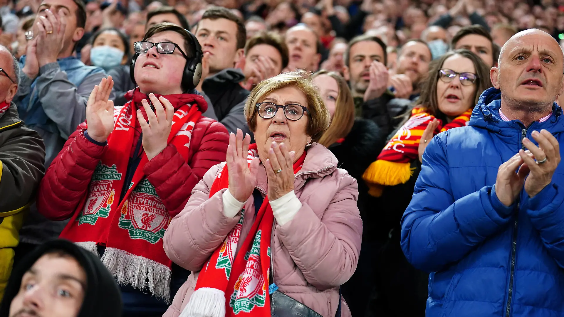  Liverpool v Manchester United, ManU - Premier League - Anfield Liverpool fans clap on the 7th minute in mark or respect to Cristiano Ronaldo following the death of his new-born son during the Premier League match at Anfield, Liverpool. Picture date: Tuesday April 19, 2022. EDITORIAL USE ONLY No use with unauthorised audio, video, data, fixture lists, club/league logos or live services. Online in-match use limited to 120 images, no video emulation. No use in betting, games or single club/league/player publications. PUBLICATIONxNOTxINxUKxIRL Copyright: xMikexEgertonx 66463436
