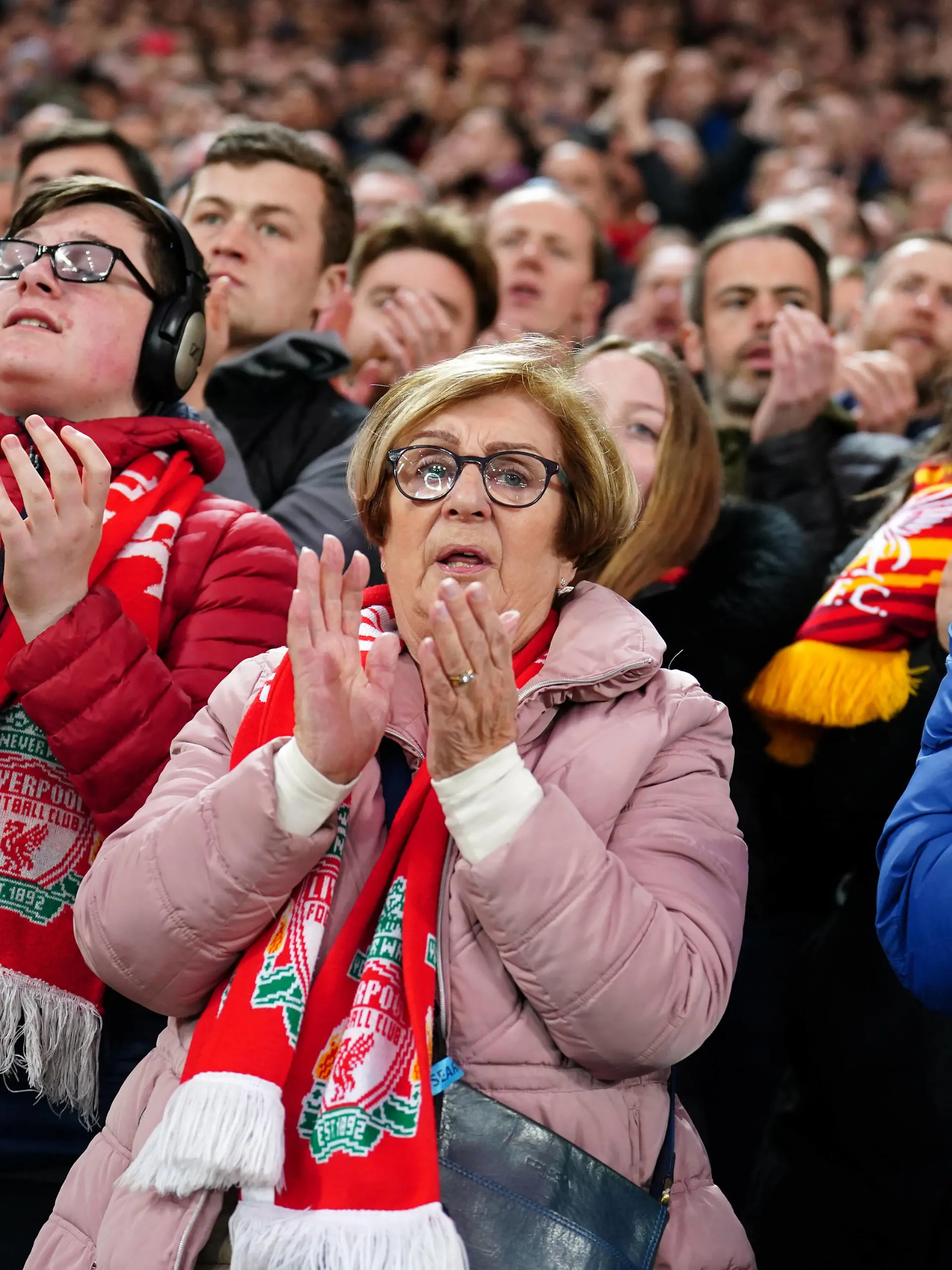  Liverpool v Manchester United, ManU - Premier League - Anfield Liverpool fans clap on the 7th minute in mark or respect to Cristiano Ronaldo following the death of his new-born son during the Premier League match at Anfield, Liverpool. Picture date: Tuesday April 19, 2022. EDITORIAL USE ONLY No use with unauthorised audio, video, data, fixture lists, club/league logos or live services. Online in-match use limited to 120 images, no video emulation. No use in betting, games or single club/league/player publications. PUBLICATIONxNOTxINxUKxIRL Copyright: xMikexEgertonx 66463436