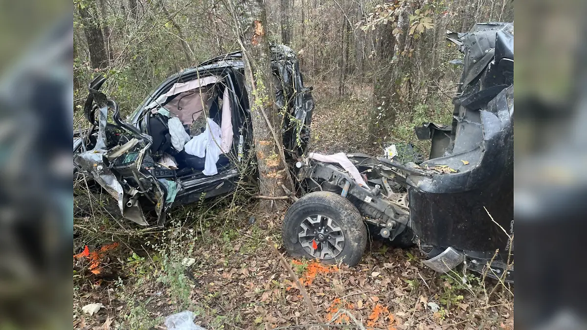 Familienauto bricht nach crash in zwei Hälften