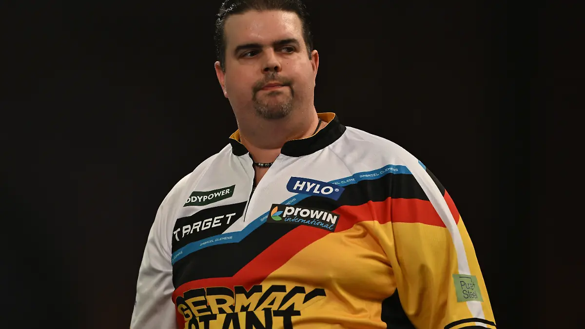 Der deutsche Darts-Star Gabriel Clemens bei der Darts-WM 2024 in London.