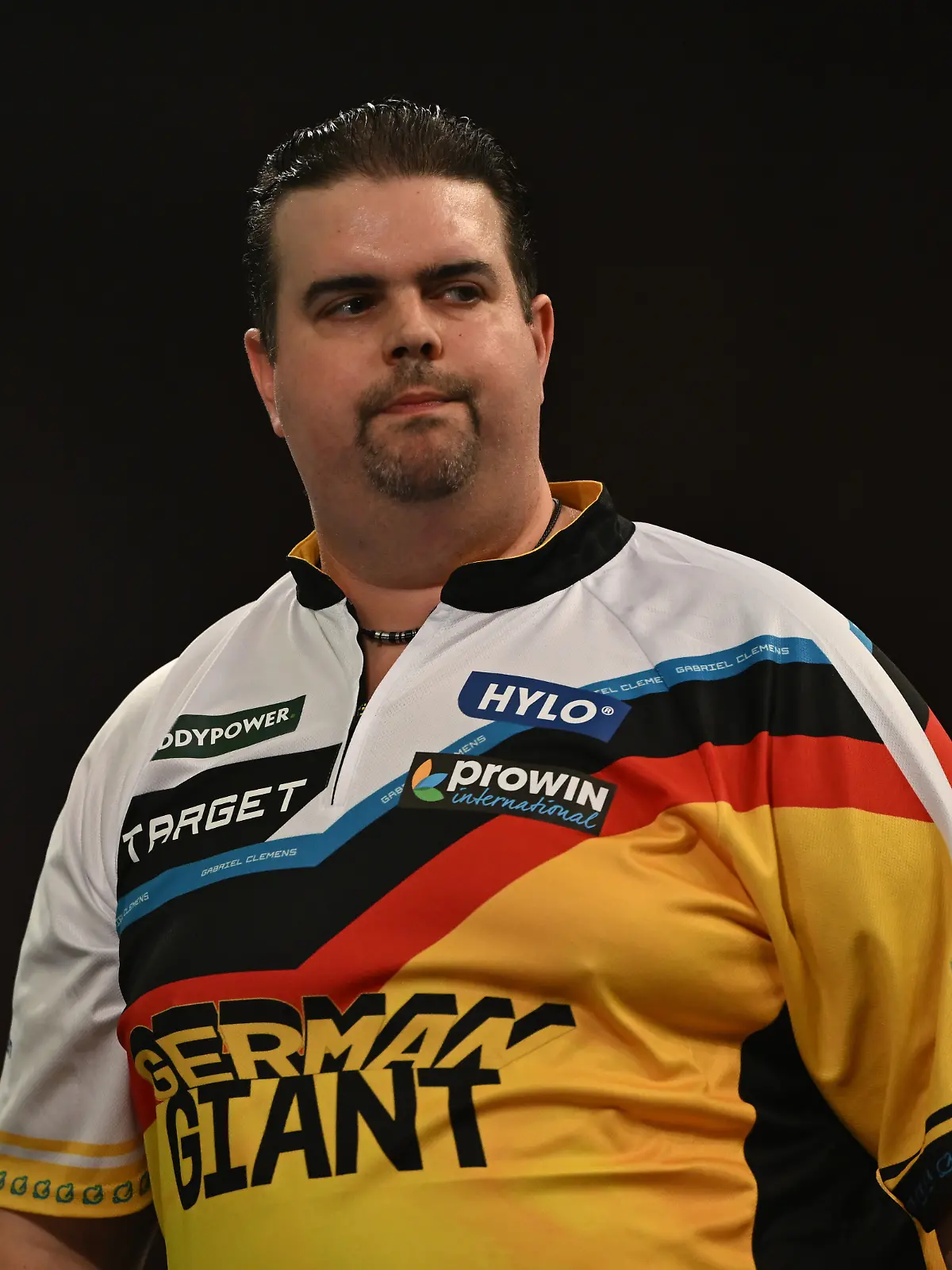 Der deutsche Darts-Star Gabriel Clemens bei der Darts-WM 2024 in London.