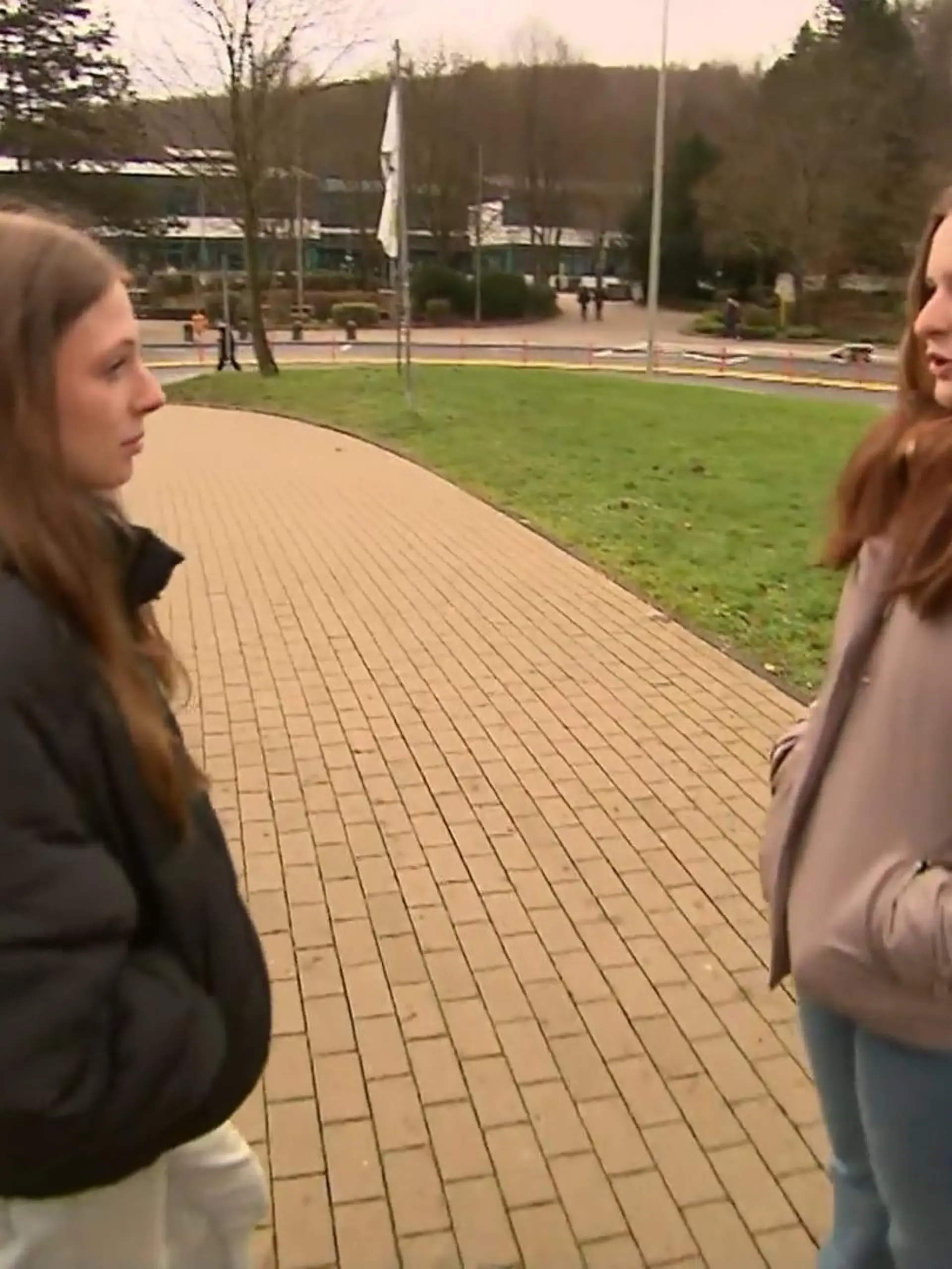 Schülerinnen Elise Welle (.) und Jana Guhlich 