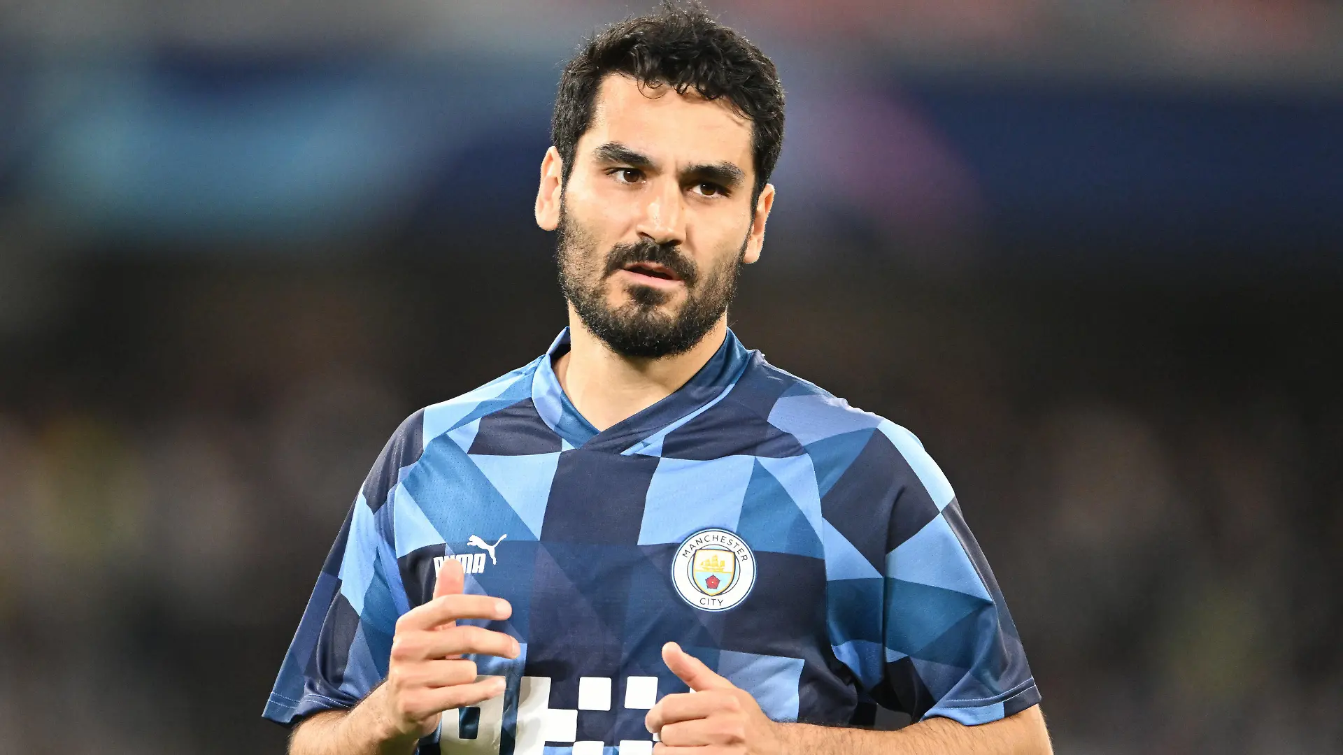 ARCHIV - 10.06.2023, Türkei, Istanbul: Fußball: Champions League, Manchester City - Inter Mailand, K.o.-Runde, Finale, im Atatürk-Olympiastadion. Manchesters Ilkay Gündogan wärmt sich auf. Nationalspieler Ilkay Gündogan wechselt nach Medien-Informationen vom Champions-League-Sieger Manchester City zum FC Barcelona. Foto: Robert Michael/dpa +++ dpa-Bildfunk +++