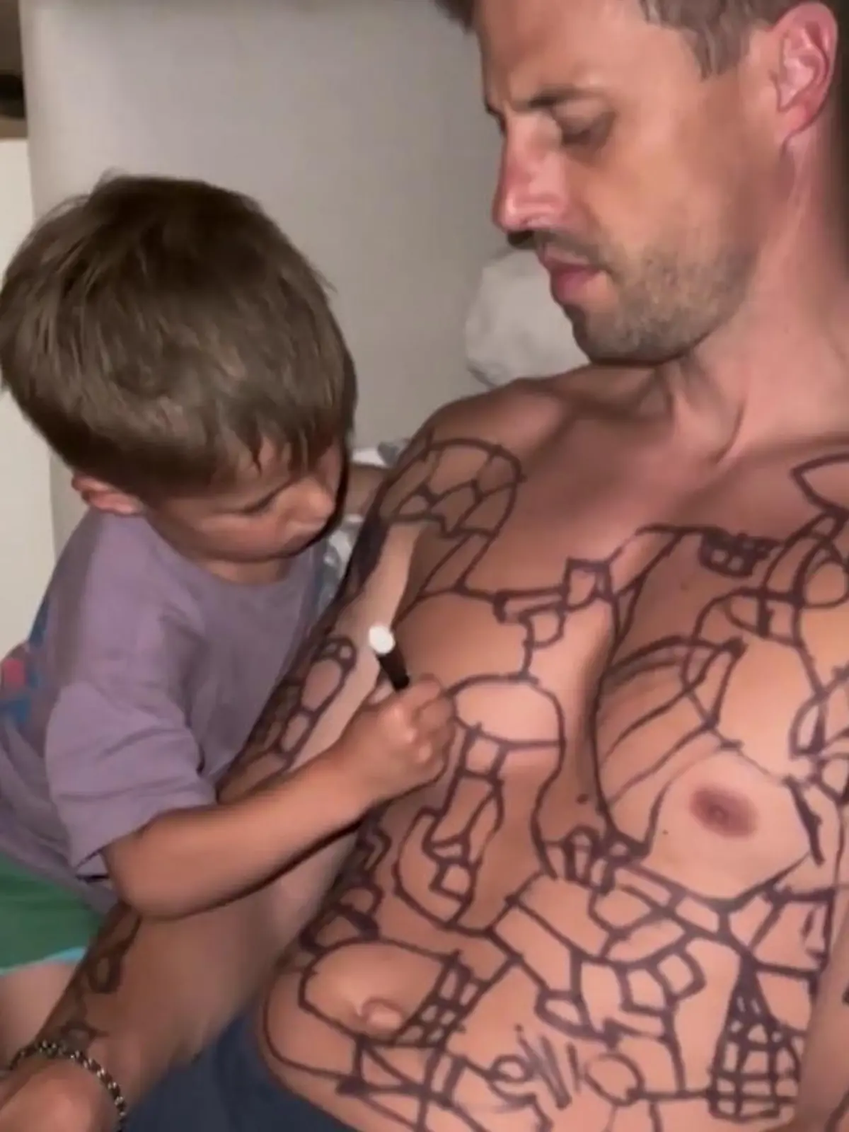 Ob aus Charlie irgendwann mal Picasso 2.0 wird? Beim "Tätowieren" seines Vaters stellt der Dreijährige sein Können auf jeden Fall bereits unter Beweis! Und der Papa? Der nimmt's zum Glück gelassen.