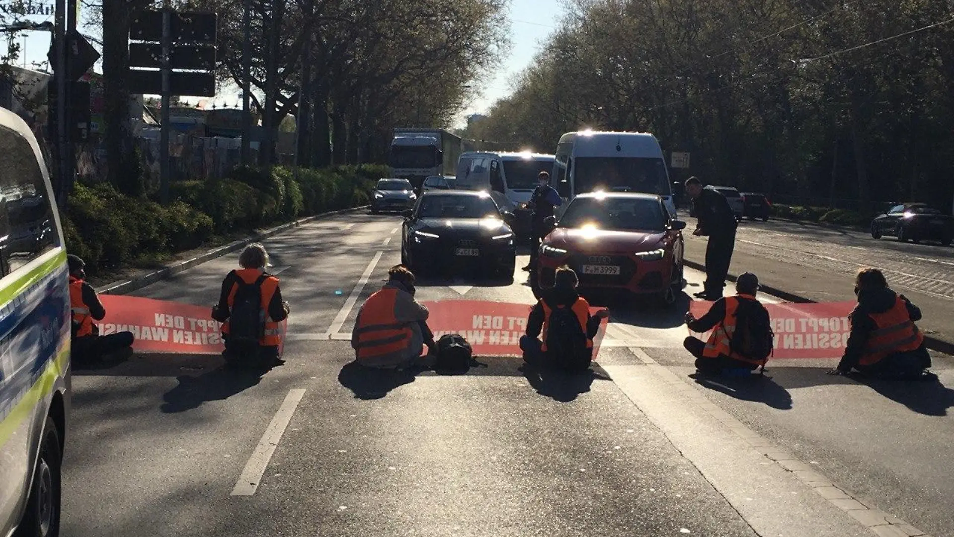 Aktivisten der "Letzten Generation" errichten Straßenblockaden