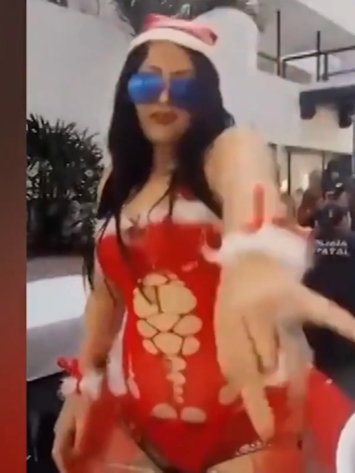 Gaga-Geschenk zur Weihnachtsfeier? Stripperin lässt Glocken auf Polizeiparty klingen